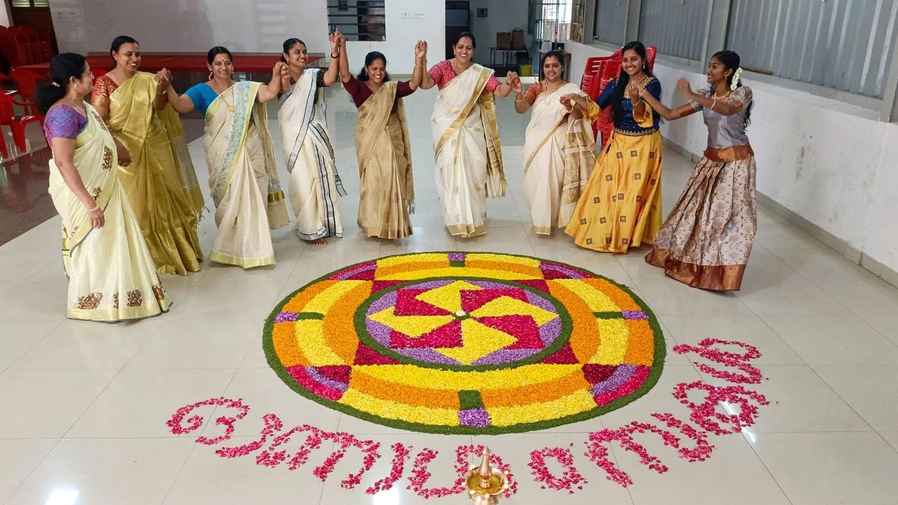 Uthradam Day Wishes: നാടെങ്ങും പൂവിളിയും ആരവങ്ങളും…; ഉത്രാടപാച്ചിലിൽ പ്രയപ്പെട്ടവർക്ക് ആശംസകൾ നേരാൻ മറക്കരുതേ