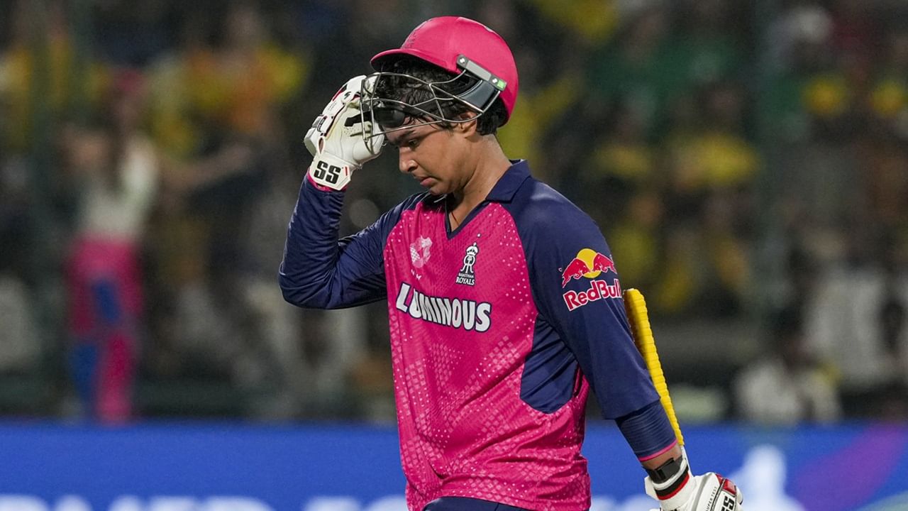 ഇംഗ്ലണ്ട് പര്യടനത്തിനിടെ വൈഭവിനെ കാണാന് രണ്ട് ആരാധികമാര് എത്തിയത് വാര്ത്തയായിരുന്നു. അന്ന് ആറു മണിക്കൂറോളം കാറില് സഞ്ചരിച്ചായിരുന്നു രണ്ട് പെണ്കുട്ടികള് വൈഭവിനെ കാണാനെത്തിയത് (Image Credits: PTI)