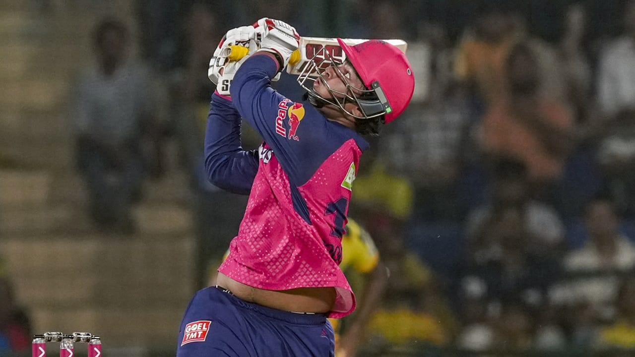 ആരാധികമാരെ നിരാശപ്പെടുത്താതെ വൈഭവ് ഇരുവര്‍ക്കുമൊപ്പം ഫോട്ടോയെടുക്കുകയും ചെയ്തു. എന്നാല്‍ പെണ്‍കുട്ടികള്‍ കാണാനെത്തിയപ്പോള്‍ വൈഭവ്‌ നാണം കുണുങ്ങിയിരുന്നുവെന്ന് വെളിപ്പെടുത്തി അദ്ദേഹത്തിന്റെ സഹതാരമായ വിഹാന്‍ മല്‍ഹോത്ര രംഗത്തെത്തി (Image Credits: PTI) 