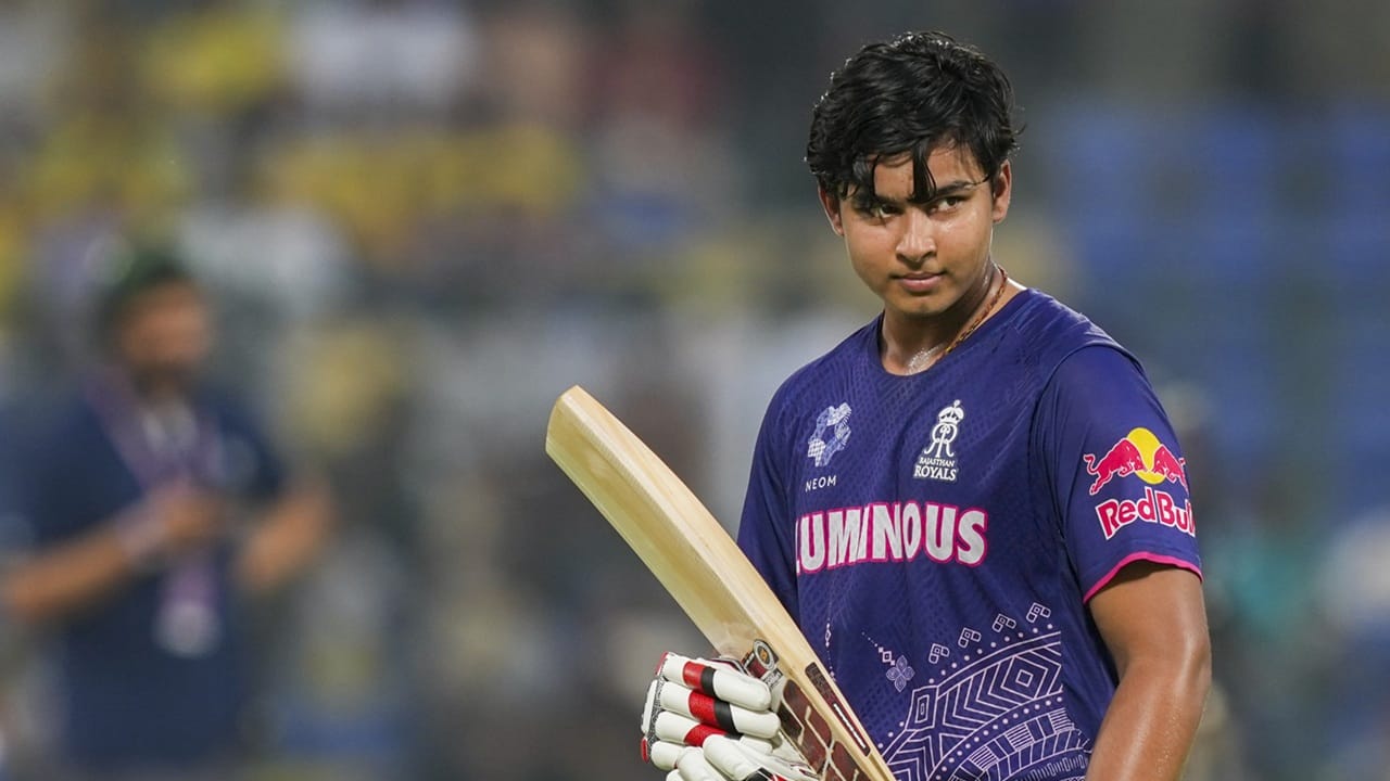 ഇക്കാര്യം പറഞ്ഞുകൊണ്ട് തങ്ങള്‍ വൈഭവിനെ കളിയാക്കാറുണ്ടായിരുന്നുവെന്നും വിഹാന്‍ വ്യക്തമാക്കി. ടീമിലെ ഏറ്റവും പ്രായം കുറഞ്ഞയാളാണ് വൈഭവ്. അതുകൊണ്ട് വൈഭവിനെ ടീമംഗങ്ങള്‍ എപ്പോഴും ശ്രദ്ധിക്കുമായിരുന്നുവെന്നും വിഹാന്‍ മല്‍ഹോത്ര പറഞ്ഞു (Image Credits: PTI) 