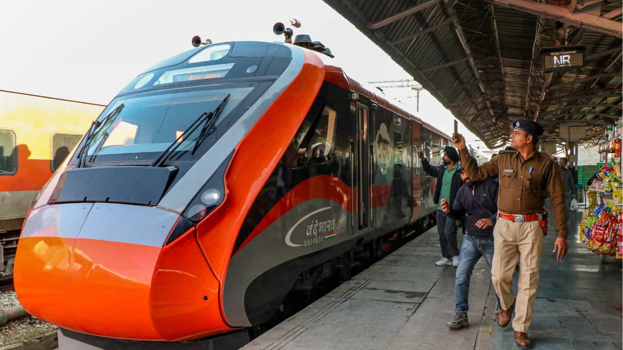 Vande Bharat: ടിക്കറ്റ് കിട്ടാനില്ലെന്ന് ഇനി പറയരുത്! മലയാളികൾക്ക് ഓണ സമ്മാനം; വന്ദേ ഭാരതിൽ കോച്ചുകളുടെ എണ്ണം കൂട്ടി Vande Bharat: ടിക്കറ്റ് കിട്ടാനില്ലെന്ന് ഇനി പറയരുത്! മലയാളികൾക്ക് ഓണ സമ്മാനം; വന്ദേ ഭാരതിൽ കോച്ചുകളുടെ എണ്ണം കൂട്ടി