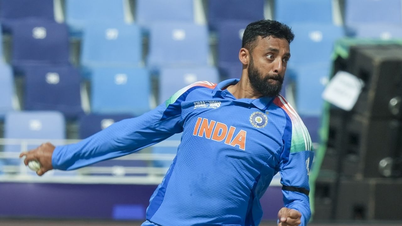 ബൗളര്മാരില് ന്യൂസിലന്ഡിന്റെ ജേക്കബ് ഡുഫിയാണ് ഒന്നാമത്. ഇംഗ്ലണ്ടിന്റെ ആദില് റഷീദ് രണ്ടാമതുണ്ട്. ഇന്ത്യന് താരങ്ങളില് വരുണ് ചക്രവര്ത്തിയാണ് മുന്നില്. നാലാമതാണ് താരം (Image Credits: PTI)