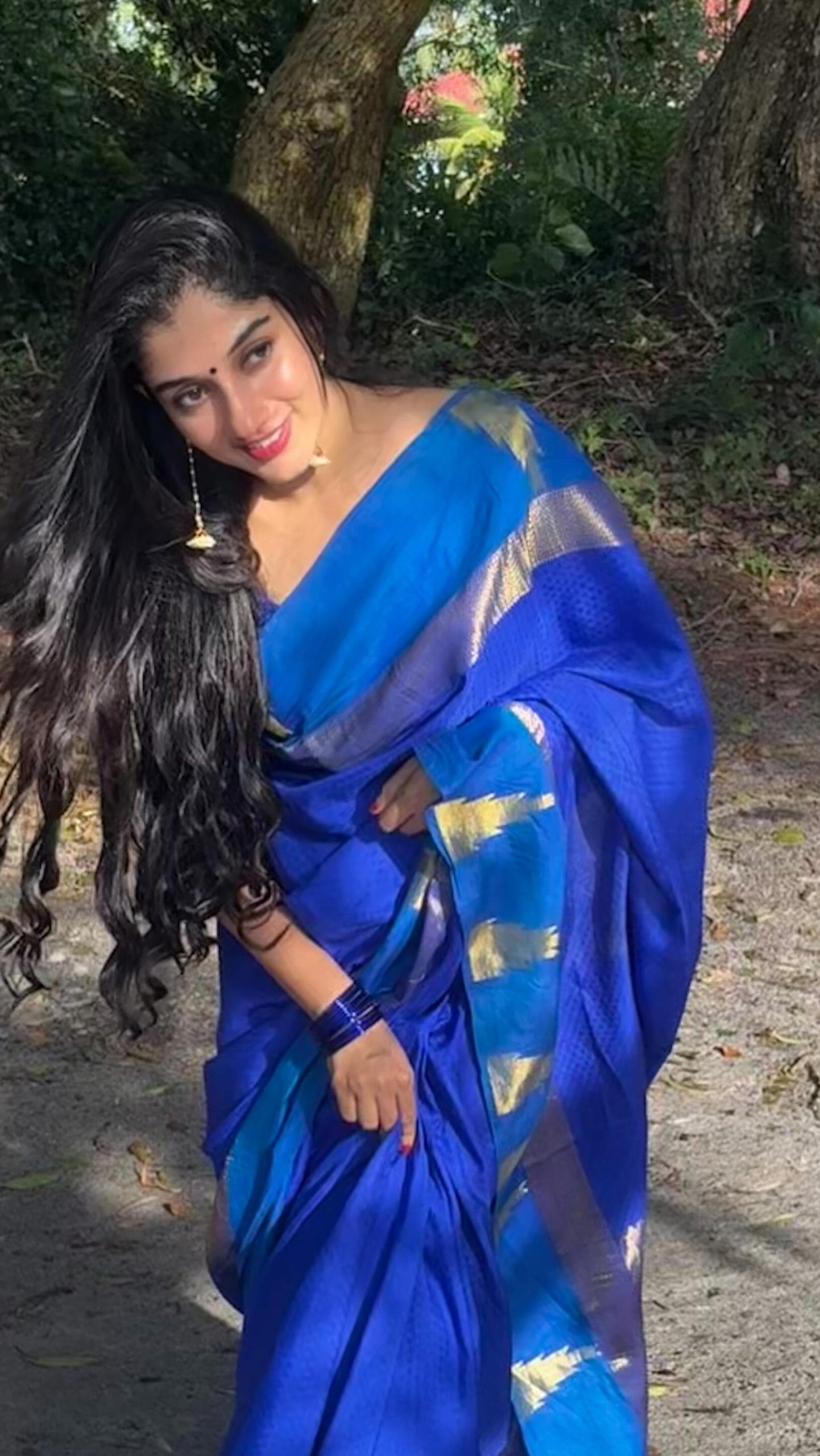 ബിഗ് ബോസ് ഹൗസിനുള്ളിൽ കരുത്തുറ്റ സ്ത്രീശബ്ദമാണ് വേദ് ലക്ഷ്മി. വന്ന ദിവസം തന്നെ തൻ്റെ നിലപാട് കൃത്യമായി പറയാൻ ലക്ഷ്മി ശ്രദ്ധിച്ചിരുന്നു. സ്വാഗതം ആശംസിക്കാൻ ലഭിച്ച ടാസ്കിൽ നെവിൻ കൂടുതൽ സമയമെടുത്തപ്പോൾ അതിൽ തൻ്റെ എതിർപ്പ് വേദ് ലക്ഷ്മി അറിയിച്ചു.
