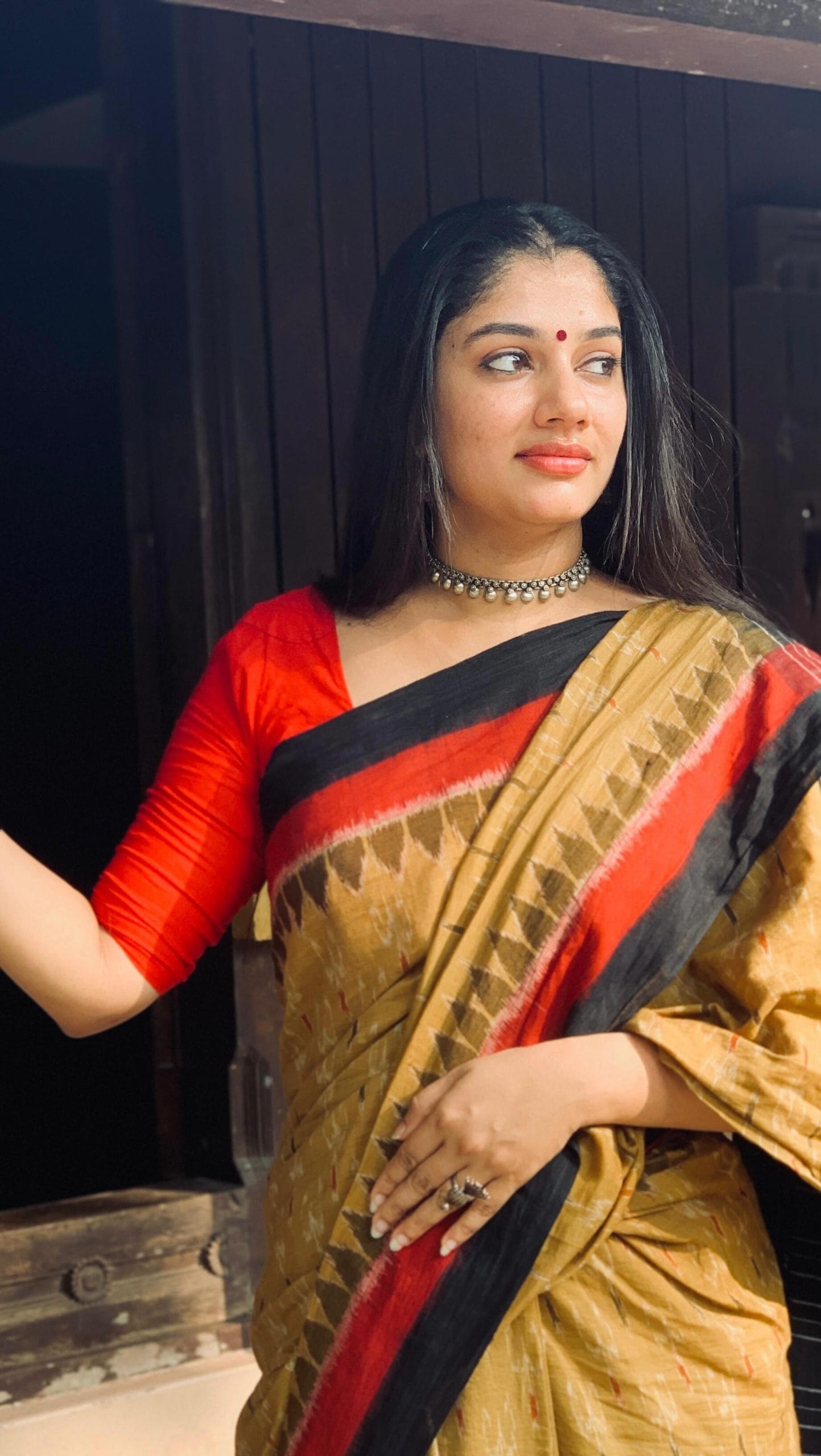 കഴിഞ്ഞ ദിവസം കിച്ചണിൽ വച്ച് ഷാനവാസിൻ്റെ തർക്കത്തിലും താരം കുലുങ്ങിയില്ല. തിരികെ ശക്തമായിത്തന്നെ ലക്ഷ്മി പ്രതികരിച്ചു. വൈൽഡ് കാർഡുകളിൽ ഏറ്റവും നല്ല രീതിയിൽ ഗെയിം കളിക്കാനറിയുന്ന ആൾ എന്ന നിലയിലാണ് പൊതുവേ വേദ് ലക്ഷ്മിയെ ഇപ്പോൾ വിലയിരുത്തുന്നത്.
