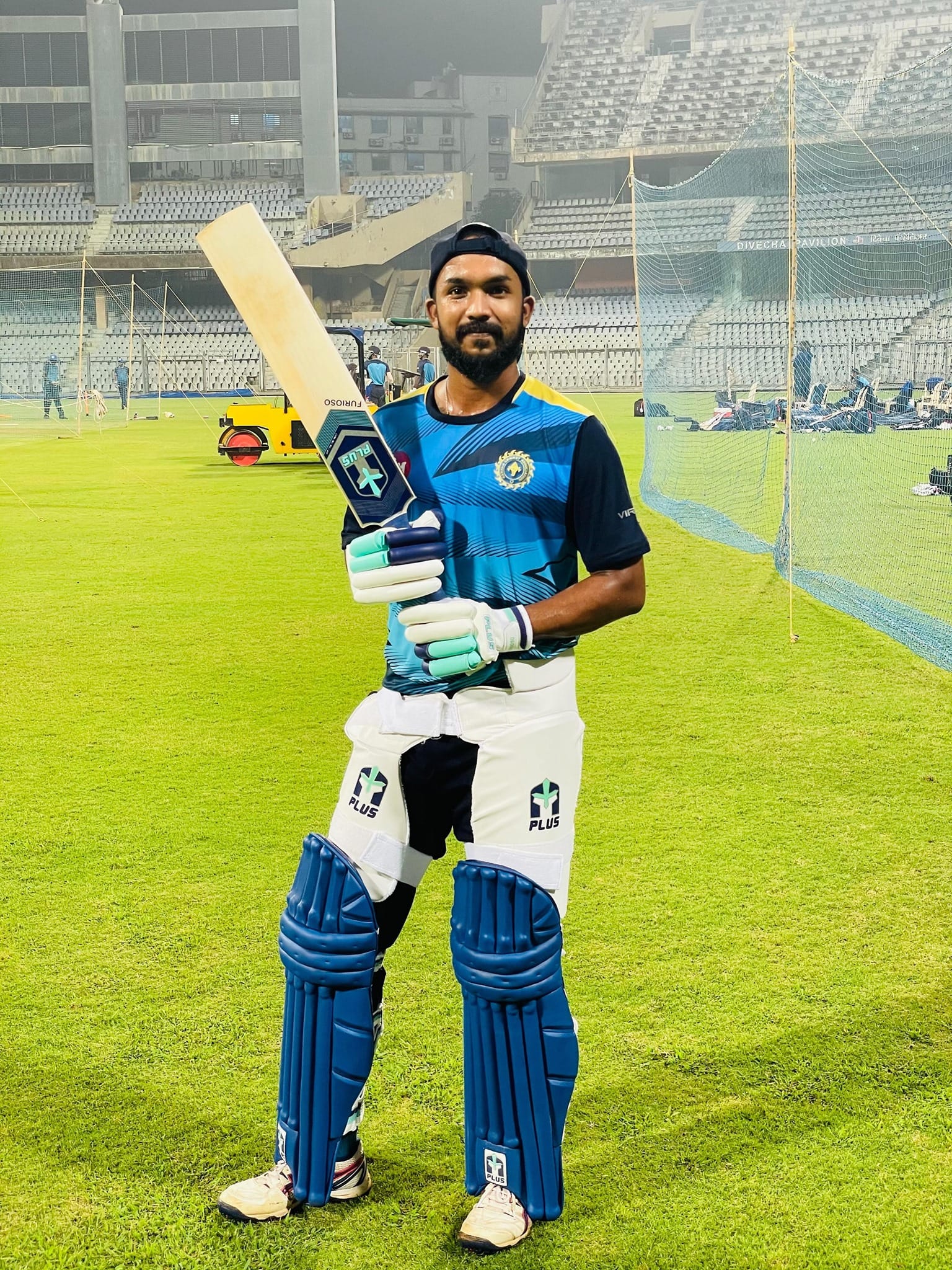 എന്നാൽ, ഈ സീസണിൽ താരത്തിന് കൊച്ചി ഓപ്പണിംഗ് പൊസിഷൻ നൽകി. ഫൈനലിലെ 30 പന്തിൽ 70 ഉൾപ്പെടെ 172 സ്ട്രൈക്ക് റേറ്റിൽ 34 ശരാശരിയിൽ 414 റൺസ്. റൺ വേട്ടക്കാരിൽ മൂന്നാം സ്ഥാനത്ത്. 33 വയസുകാരനായ വിനൂപ് വീണ്ടും കേരള ടീമിൽ കളിക്കാമെന്ന പ്രതീക്ഷയിലാണ്.
