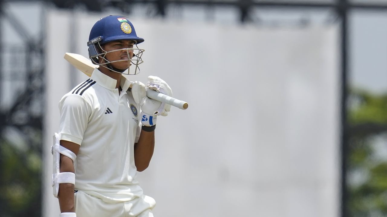 യശ്വസി ജയ്‌സ്വാള്‍, കെഎല്‍ രാഹുല്‍, സായ് സുദര്‍ശന്‍, വാഷിങ്ടണ്‍ സുന്ദര്‍, ജസ്പ്രീത് ബുംറ, അക്‌സര്‍ പട്ടേല്‍, നിതീഷ് കുമാര്‍ റെഡ്ഡി, മുഹമ്മദ് സിറാജ്, പ്രസിദ്ധ് കൃഷ്ണ, കുല്‍ദീപ് എന്നിവരും സ്‌ക്വാഡിലുണ്ട്. ആദ്യ ടെസ്റ്റ് ഒക്ടോബര്‍ രണ്ട് മുതല്‍ ആറു വരെയും, രണ്ടാമത്തേത് 10 മുതല്‍ 14 വരെയും നടക്കും (Image Credits: PTI)