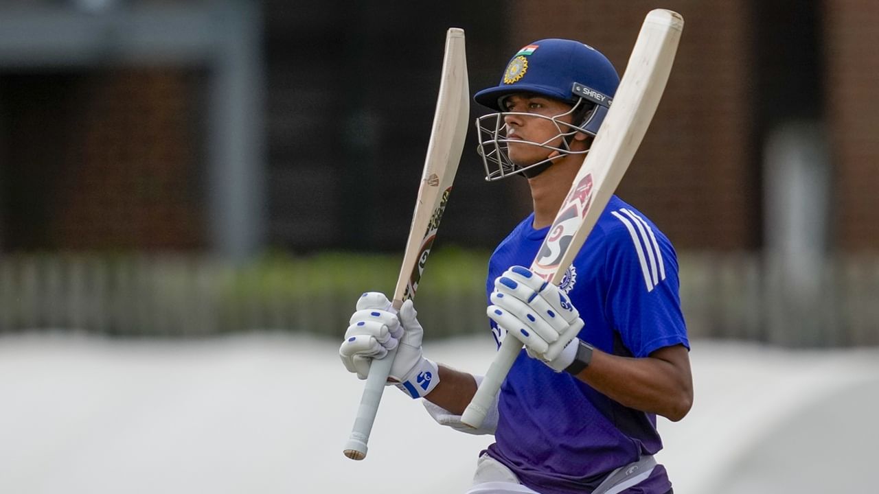 നിലവില് ടി20 ടീമിലില്ലെങ്കിലും യശ്വസി ജയ്സ്വാള് പതിനൊന്നാമതുണ്ട്. നേരത്തെ പത്താമതായിരുന്നു താരം. റുതുരാജ് ഗെയ്ക്വാദ് ഒരു സ്ഥാനം മെച്ചപ്പെടുത്തി 26-ാമതെത്തി (Image Credits: PTI)