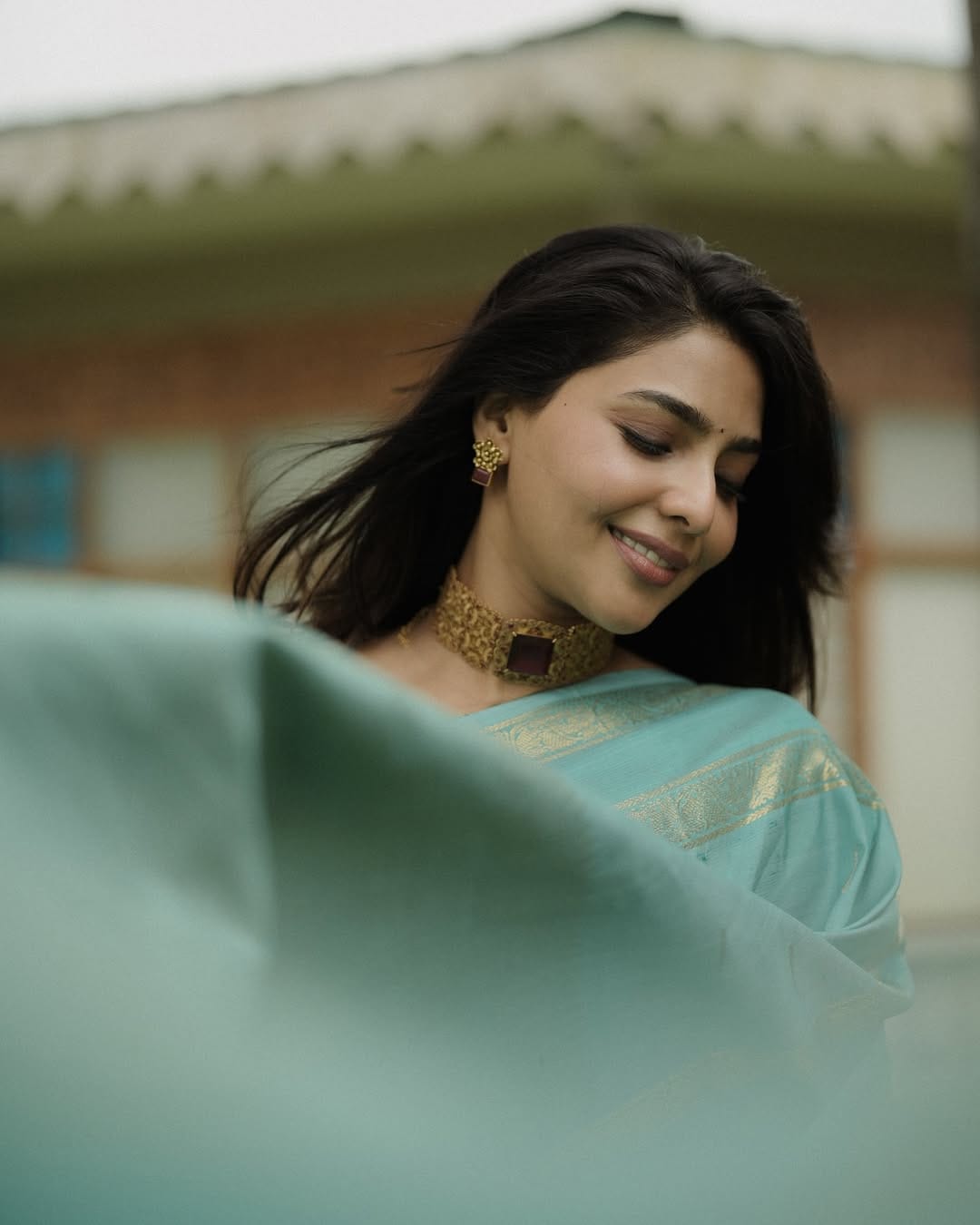 ഇതിലൂടെ തനിക്ക് കൂടുതൽ അർഥവത്തായ ബന്ധങ്ങളും സിനിമയും ജീവിതത്തിൽ ഉണ്ടാക്കാൻ കഴിയുമെന്ന് പ്രതീക്ഷിക്കുന്നുവെന്നും നല്ല സിനിമകൾ ചെയ്യുകയാണെങ്കിൽ തനിക്ക് ഇനിയും പഴയതുപോലെ സ്നേഹം വാരിക്കോരി തരാൻ മറക്കരുതെന്നുമാണ് ഐശ്വര്യ ലക്ഷ്മി ഇൻസ്റ്റാ​ഗ്രാമിൽ കുറിച്ചത്.

