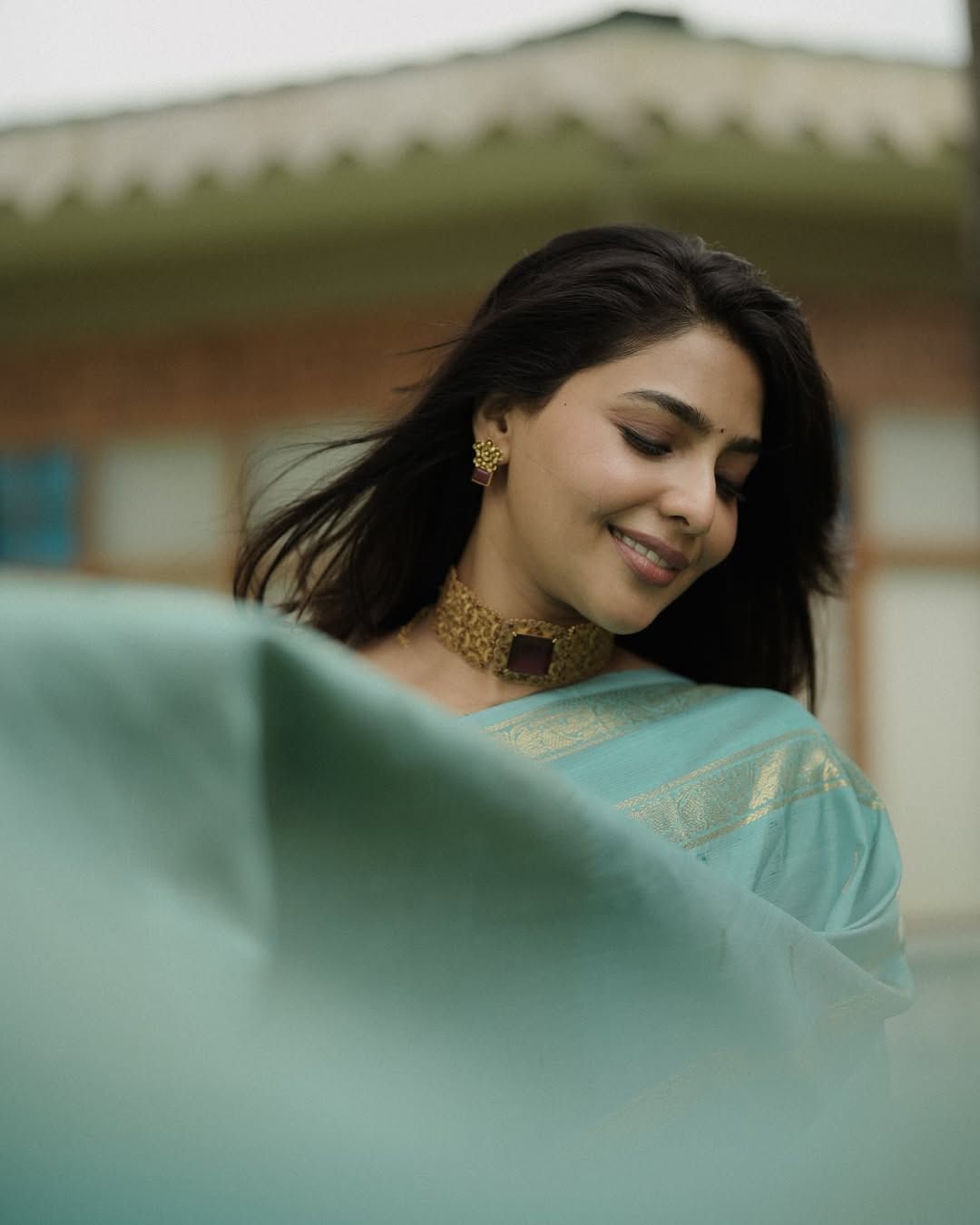 ഇതിലൂടെ തനിക്ക് കൂടുതൽ അർഥവത്തായ ബന്ധങ്ങളും സിനിമയും ജീവിതത്തിൽ ഉണ്ടാക്കാൻ കഴിയുമെന്ന് പ്രതീക്ഷിക്കുന്നുവെന്നും നല്ല സിനിമകൾ ചെയ്യുകയാണെങ്കിൽ തനിക്ക് ഇനിയും പഴയതുപോലെ സ്നേഹം വാരിക്കോരി തരാൻ മറക്കരുതെന്നുമാണ് ഐശ്വര്യ ലക്ഷ്മി ഇൻസ്റ്റാ​ഗ്രാമിൽ കുറിച്ചത്.