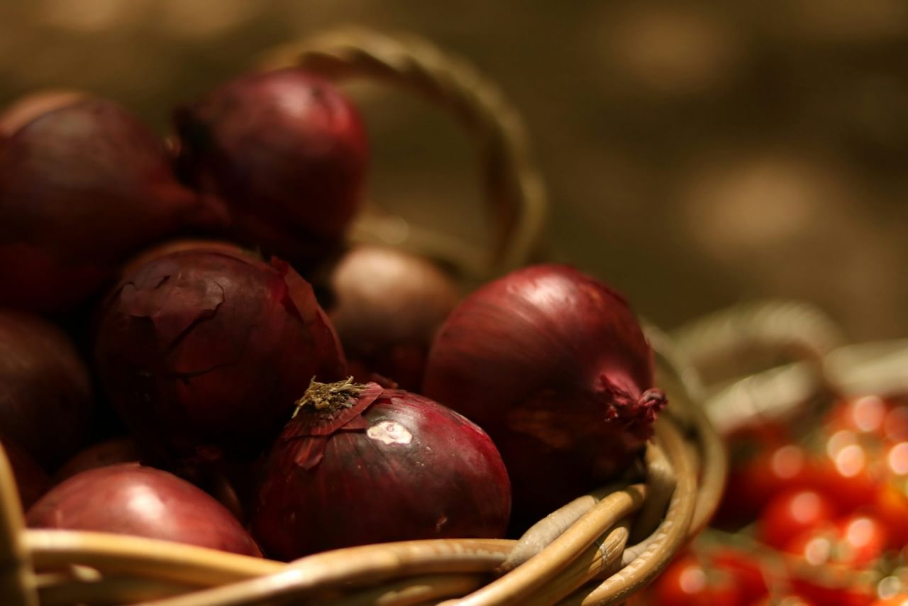 എണ്ണയോടൊപ്പം എല്ലാ ചേരുവകളും ഒന്നിച്ചാക്കി, ഉള്ളി തവിട്ട് നിറമാകുന്നതുവരെ ഇവ കുറഞ്ഞ തീയിൽ ചൂടാക്കുക. ശേഷം തണുക്കാൻ അനുവദിക്കുക. പിന്നീട് എണ്ണ അരിച്ചെടുത്ത് വായു കടക്കാത്ത ഒരു പാത്രത്തിൽ സൂക്ഷിക്കാം. എണ്ണ ചർമ്മത്തിനും മുടിക്കും വളരെ നല്ലതാണ്. തലയോട്ടിക്ക് ജലാംശവും, മുടിയിഴകൾക്ക് തിളക്കവും നൽകുന്നു.(Image Credits: Unsplash)