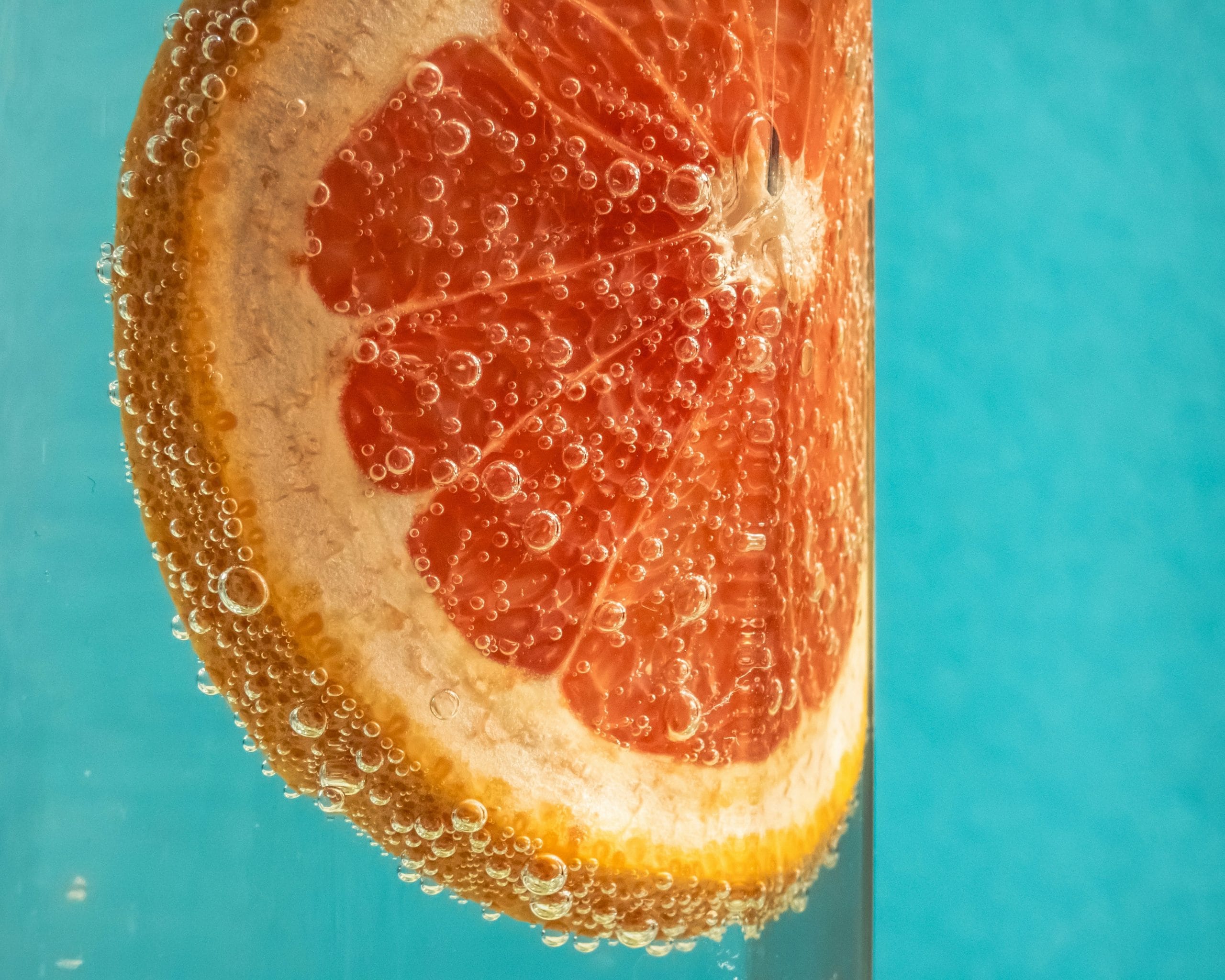 പ്രതിരോധശേഷി: നിങ്ങൾക്ക് തുടർച്ചയായി ജലദോഷമോ മറ്റ് അണുബാധയോ പിടിപെടുന്നുണ്ടെങ്കിൽ, അത് വൈറ്റമിൻ സി കുറവായത് മൂലമായിരിക്കാം. കാരണം രോഗപ്രതിരോധ ശേഷി വർദ്ധിപ്പിക്കുന്നതിൽ വൈറ്റമിൻ സിയ്ക്ക് ഒരു പ്രധാന പങ്കുണ്ട്. നെല്ലിക്ക, നാരങ്ങ, ഓറഞ്ച്, കിവി, പപ്പായ, സ്ട്രോബെറി, ബ്രോക്കോളി, തക്കാളി, പേരയ്ക്ക, ചീര, മധുരക്കിഴങ്ങ് തുടങ്ങിയവയിൽ വൈറ്റമിൻ സിയുടെ മികച്ച കലവറയാണ്. (Image Credits: Unsplash)