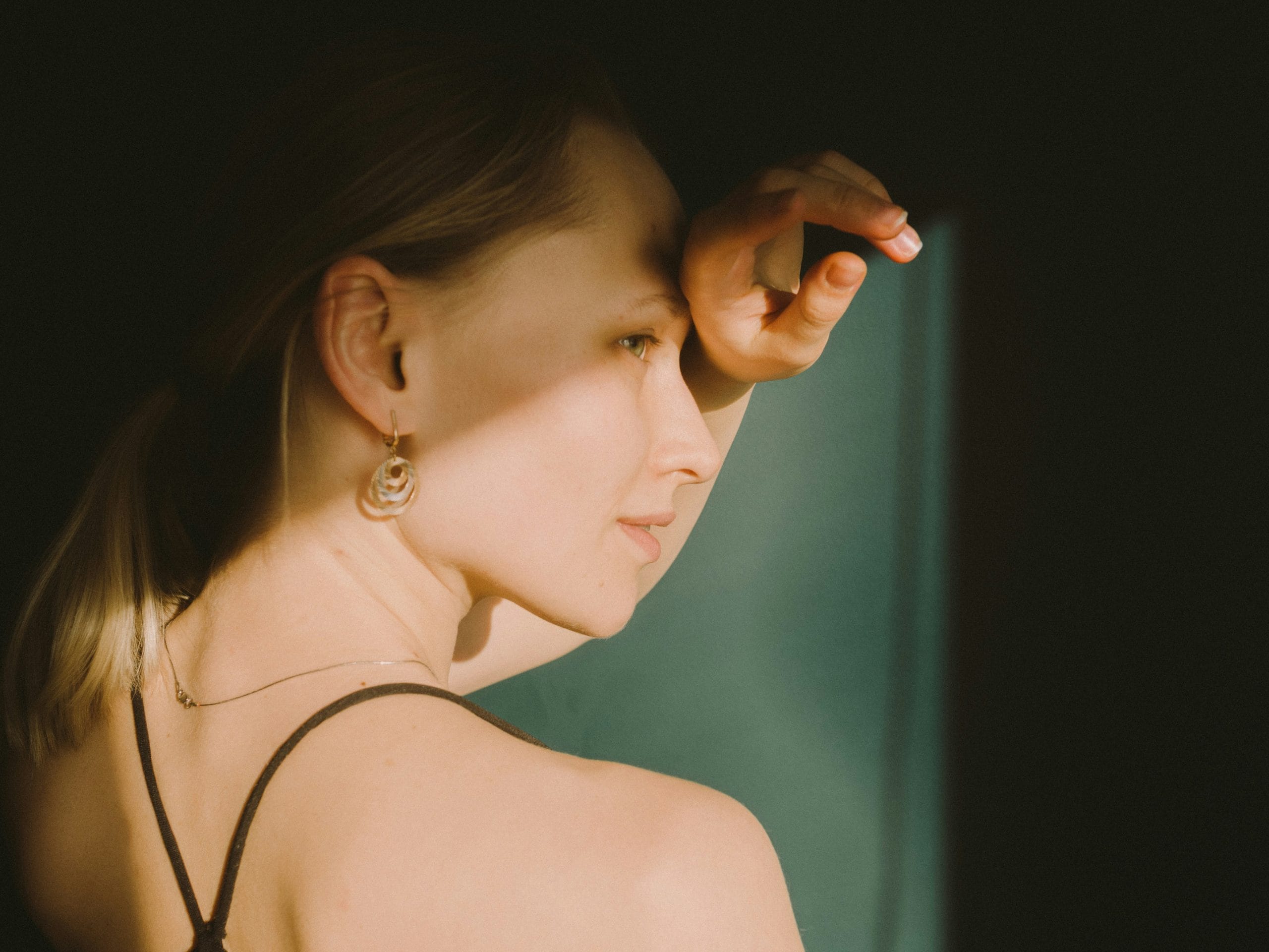 കാതിരെ ധ്വാരത്തിൻ്റെ ഭാ​ഗത്ത് വേദന, ചുവപ്പ്, വീക്കം, ചൂട് അല്ലെങ്കിൽ പഴുപ്പ് എന്നിവ അനുഭവപ്പെട്ടാൽ വളരെയധികം ശ്രദ്ധിക്കണം. ഇവയെല്ലാം അണുബാധയുടെ ലക്ഷണങ്ങളാകാം. അങ്ങനെയുണ്ടെങ്കിൽ കമ്മലുകൾ അഴിച്ചുമാറ്റി വൈദ്യസഹായം തേടുക. നീളമുള്ളതും കട്ടിയുള്ളതുമായ കമ്മലുകൾ ധരിച്ച ശേഷം, മഞ്ഞളോ എണ്ണയോ പുരട്ടുന്നത് ചെവിക്ക് ആശ്വാസം നൽകുന്നു. (Image Credits: Unsplash/Getty Images)
