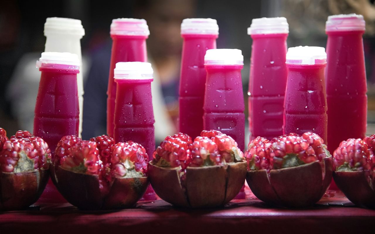 ശരീരത്തിൽ ജലാംശം നിലനിർത്തുന്നത് വിശപ്പിനെ ശമിപ്പിക്കാൻ സഹായിക്കും. കൂടാതെ നിർജ്ജലീകരണം ക്ഷീണത്തിന് കാരണമാകുകയും ഇത് പലപ്പോഴും അമിതമായി ഭക്ഷണം കഴിക്കുന്നതിനോ വ്യായാമങ്ങൾ ഒഴിവാക്കുന്നതിനോ കാരണമാകുകയും ചെയ്യുന്നു. ശരിയായ് ജലാംശം നിലനിർത്തുന്നതിലൂടെ നിങ്ങളുടെ ആരോ​ഗ്യവും ഭാരവും നല്ല രീതിയിൽ കൊണ്ടുപോകാൻ സാധിക്കും. (Image Credits: Unsplash)