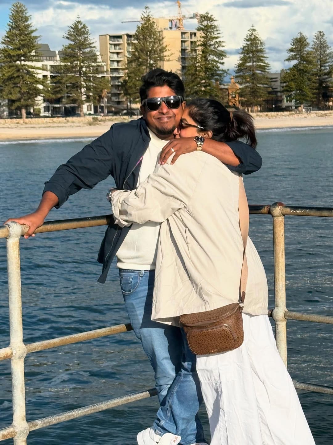 ഇതിന്റെ വിശേഷങ്ങൾ താരം തന്നെ സോഷ്യൽ മീഡിയയിലൂടെ പങ്കുവയ്ക്കാറുണ്ട്. ഷൂട്ടിങ് ഇല്ലാത്ത ദിവസങ്ങളിൽ സോഷ്യൽമീഡിയ വഴി ആരാധകരുമായി ആര്യ സംവദിക്കാറുണ്ട്. കുറച്ച് ​ദിവസം മുൻപ് വിവാഹവുമായി ബന്ധപ്പെട്ട ആരാധകരുടെ ചോദ്യത്തിന് ആര്യ മറുപടി നൽകിയിരുന്നു.