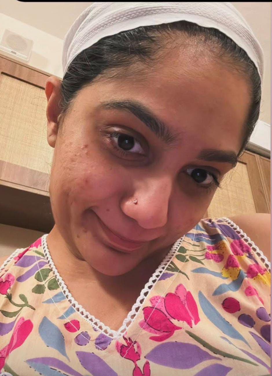 വിവാഹശേഷം വന്ന പ്രധാന മാറ്റമെന്താണ് എന്നായിരുന്നു ഒരു ആരാധകന്റെ ചോദ്യം. ഇതിന് ആര്യ നൽകിയ രസകരമായ മറുപടിയാണ് സോഷ്യൽ മീഡിയയിൽ വൈറാലുകുന്നത്. ദിവസവും കുളിക്കാൻ തുടങ്ങി എന്നാണ് ആര്യ പറഞ്ഞത്. ഒപ്പം കുളി കഴിഞ്ഞ് തലയിൽ തോർത്ത് കെട്ടി നിൽക്കുന്ന ഫോട്ടോയും പങ്കുവെച്ചു.