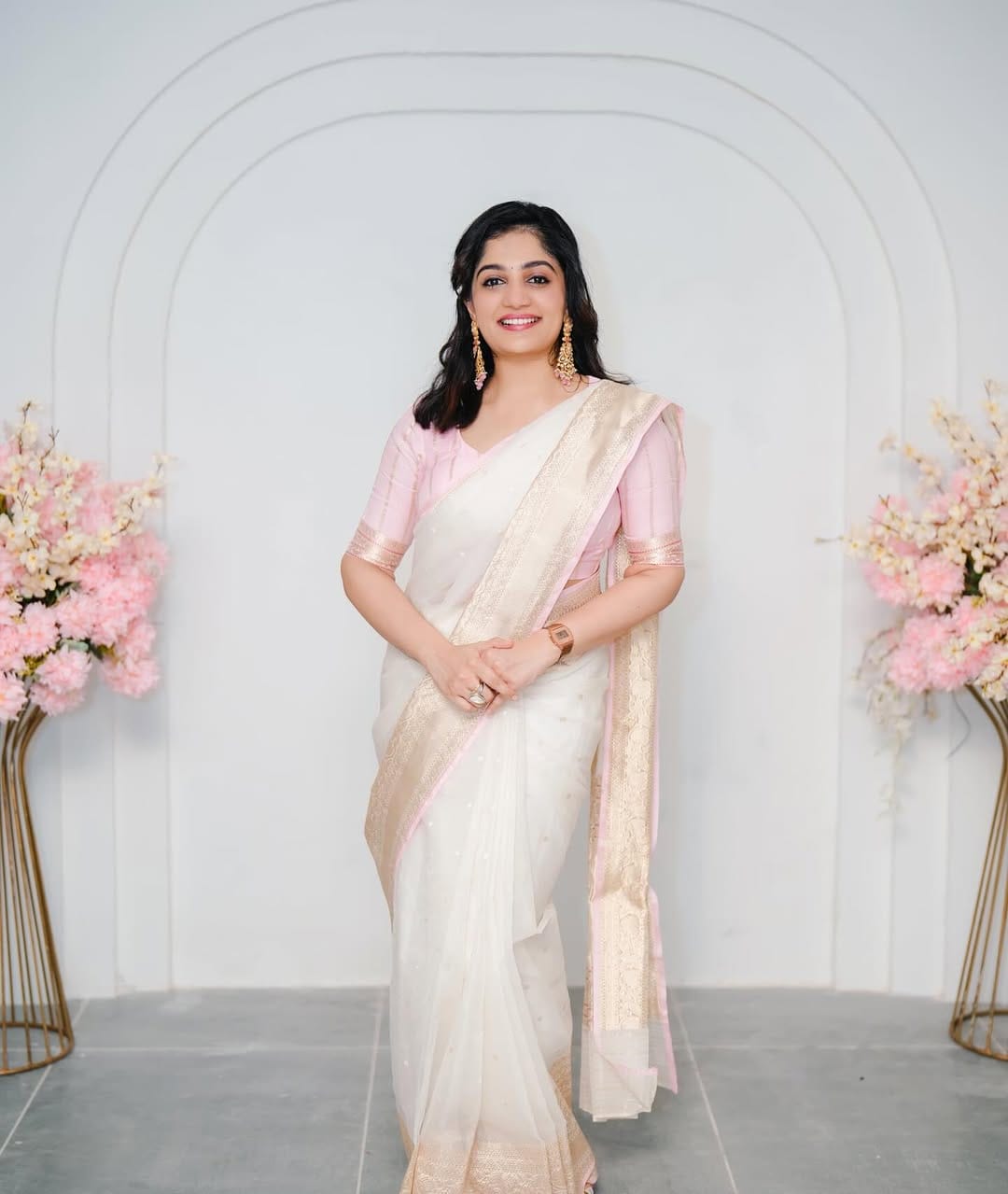 ഒരു ദിവസം മുഖ്യമന്ത്രിയാകാൻ അവസരം കിട്ടിയാൽ എന്തു മാറ്റം കൊണ്ടുവരുമെന്ന ചോദ്യത്തിന് കുടുംബ കോടതിയിൽ നിലനിൽക്കുന്ന ചില നിയമങ്ങൾ താൻ മുഖ്യമന്ത്രിയായാൽ മാറ്റും എന്നായിരുന്നു ആര്യയുടെ മറുപടി.വിവാഹശേഷം ജിഞ്ചർ മീഡിയക്കു നൽകിയ അഭിമുഖത്തിൽ സംസാരിക്കുകയായിരുന്നു താരം. 