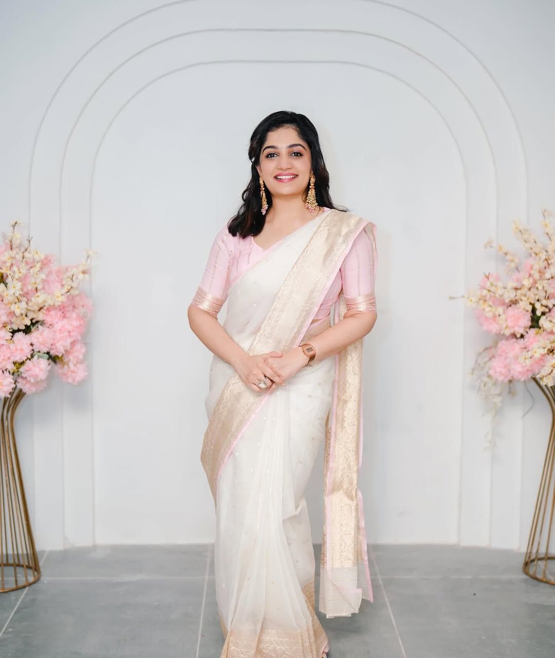 ഒരു ദിവസം മുഖ്യമന്ത്രിയാകാൻ അവസരം കിട്ടിയാൽ എന്തു മാറ്റം കൊണ്ടുവരുമെന്ന ചോദ്യത്തിന് കുടുംബ കോടതിയിൽ നിലനിൽക്കുന്ന ചില നിയമങ്ങൾ താൻ മുഖ്യമന്ത്രിയായാൽ മാറ്റും എന്നായിരുന്നു ആര്യയുടെ മറുപടി.വിവാഹശേഷം ജിഞ്ചർ മീഡിയക്കു നൽകിയ അഭിമുഖത്തിൽ സംസാരിക്കുകയായിരുന്നു താരം.