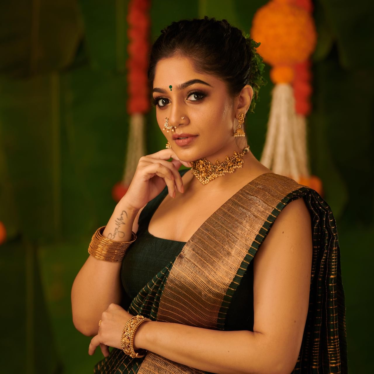 മലയാളത്തിന്റെ ലേഡി സൂപ്പര്‍സ്റ്റാർ മഞ്ജു വാര്യരില്‍ നിന്നും ലഭിച്ച അപ്രതീക്ഷിമായ ആശംസയെക്കുറിച്ചാണ് ആര്യ ആരാധകരുമായി പങ്കുവച്ചത്. ഇൻസ്റ്റാ​ഗ്രാമിലൂടെ ആരാധകരുടെ ചോദ്യങ്ങള്‍ക്ക് മറുപടി നല്‍കുകയായിരുന്നു താരം.