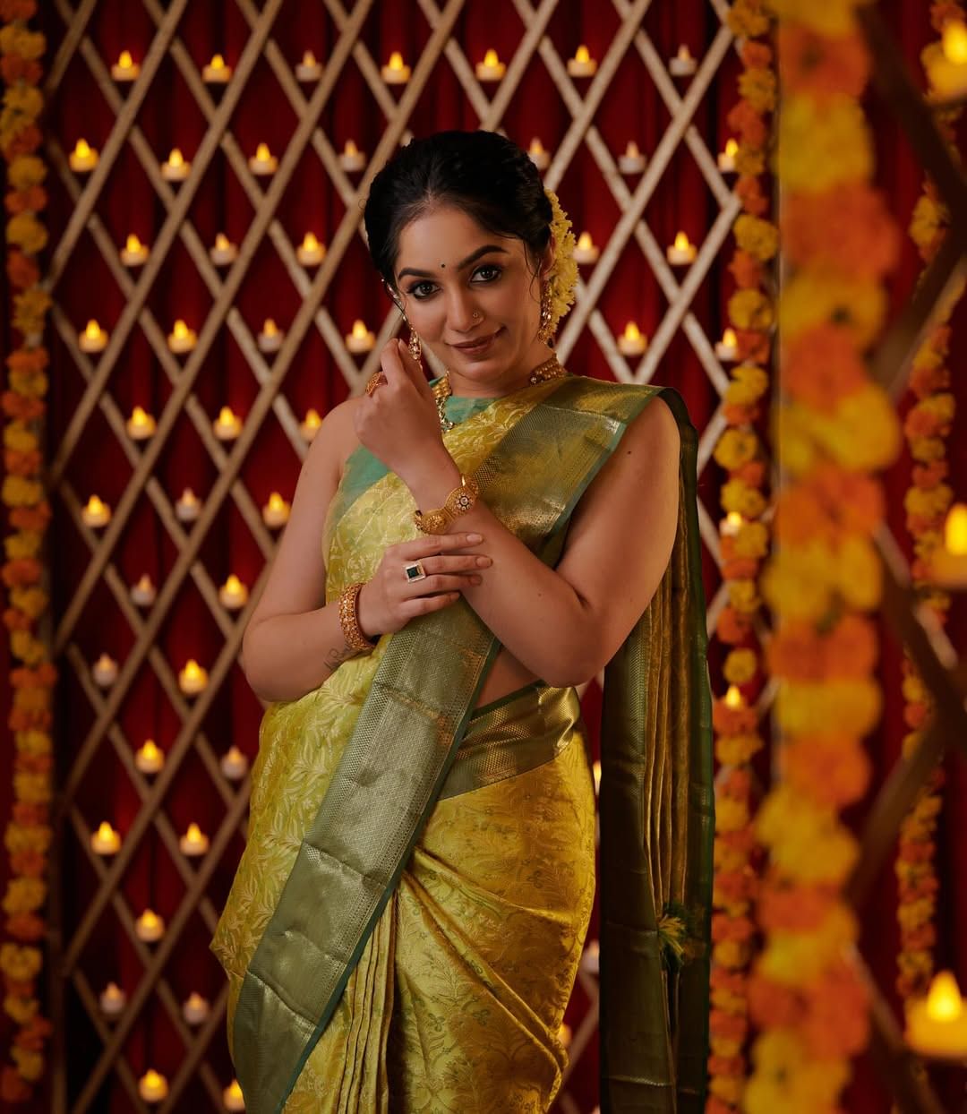 കേസ് സ്ട്രോങ്ങാക്കാൻ വേണ്ടി വക്കീൽ കൂടുതൽ കാര്യങ്ങൾ എഴുതി ചേർക്കും. തൊണ്ണൂറ് ശതമാനവും വക്കീല് എഴുതി ചേർക്കുന്നതാണ്. നമ്മുക്ക് പോലും ആ കാര്യങ്ങൾ അറിയില്ല. ഇതേപോലെ തനിക്ക് തന്റെ വക്കീൽ എഴുതി ചേർത്ത കാര്യങ്ങൾ വായിച്ചപ്പോൾ തനിക്ക് തന്നെ താനൊരു മനുഷ്യ സ്ത്രീയാണോയെന്ന് തോന്നിപ്പോയി എന്നാണ് ആര്യ പറയുന്നത്.