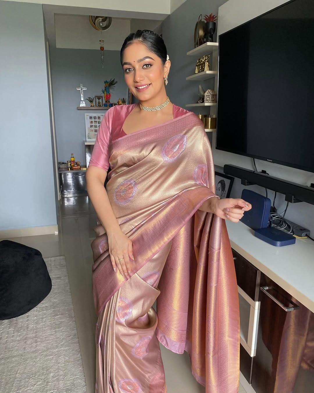 എന്തായാലും ഡിവോഴ്സ് കിട്ടും, കൊടുത്തതിലും കൂടുതൽ സ്വർണവും കാശും മേടിച്ച് തരാമെന്നും പറഞ്ഞ് തന്റെ അഡ്വക്കേറ്റ് തന്നെക്കൊണ്ട് അത് ചെയ്യിപ്പിച്ചുവെന്നും എന്നാൽ, ഏതോ ഒരു പോയിന്റിൽ എത്തിയപ്പോൾ തനിക്ക് കുറ്റബോധം തോന്നി സ്വയം അതിൽ നിന്ന് പിന്മാറുകയായിരുന്നുവെന്നാണ് നടി പറയുന്നത്.