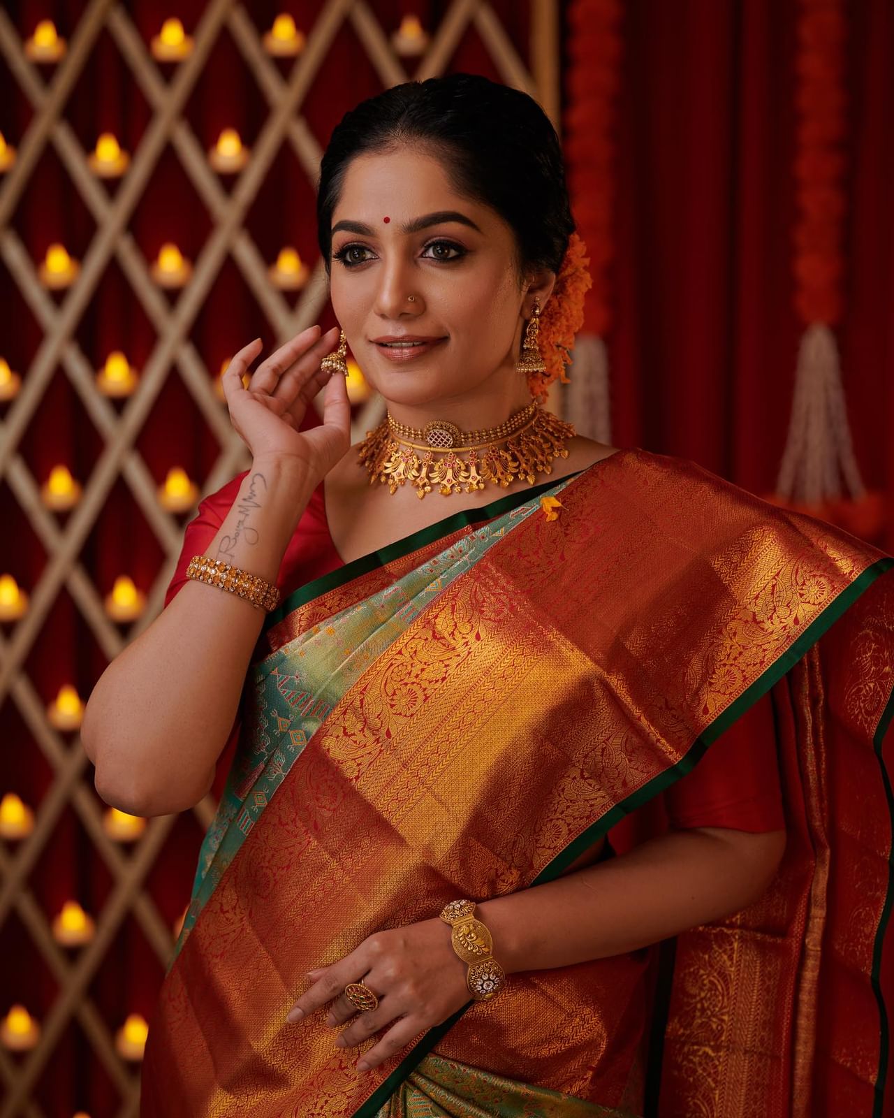 ഇതിനു പുറമെ രണ്ടാമതൊരു വിവാഹം കഴിക്കാന്‍ ഭയമാണെന്ന് പറഞ്ഞാരാൾക്കും ആര്യ മറുപടി നൽകുന്നുണ്ട്. ഒരിക്കല്‍ തെന്നി വീണെന്ന് കരുതി, എഴുന്നേറ്റ് വീണ്ടും മുന്നോട്ട് പോകുന്നത് വേണ്ടെന്ന് വെക്കുമോ? അതോ വീണ്ടും എഴുന്നേറ്റ് മുന്നോട്ട് പോകാന്‍ ശ്രമിക്കുമോ? എന്നാണ് ആര്യ തിരിച്ചു ചോദിക്കുന്നത്.