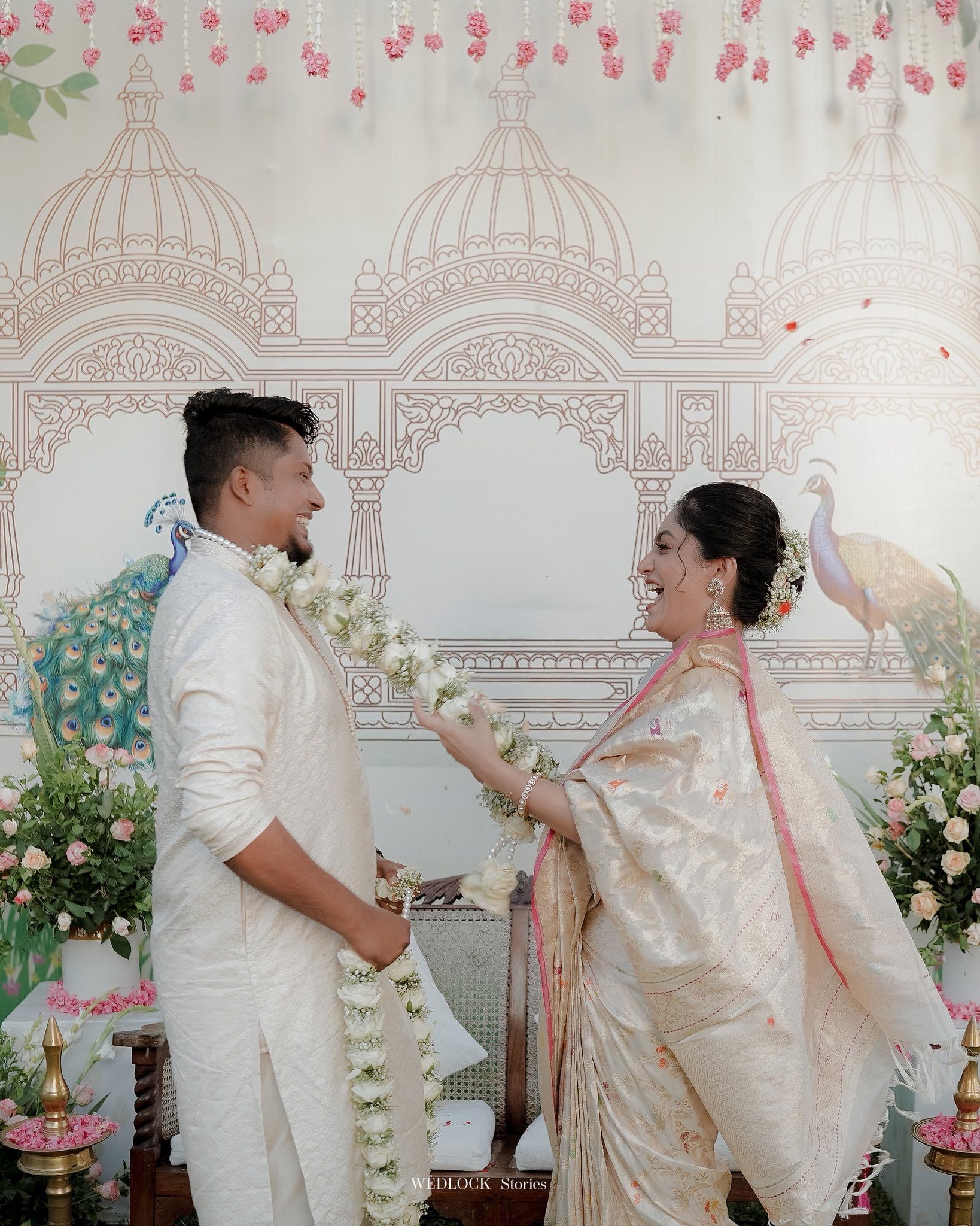 മലയാളികൾക്ക് ഏറെ സുപരിചിതയാണ് നടിയും അവതാരകയുമായ ആര്യ. ഈയ്യടുത്താണ് താരം വിവാഹിതയായത്. ബിഗ് ബോസ് താരവും ഡിജെയുമായ സിബിന്‍ ആണ് ആര്യയുടെ വരന്‍. വിവാഹത്തിന്റെ ചിത്രങ്ങളും വീഡിയോകളും സോഷ്യൽ മീഡിയയിൽ വൈറലായിരുന്നു. ഇരുവരുടെയും രണ്ടാം വിവാഹമാണ്. (Image Credits: Instagram)