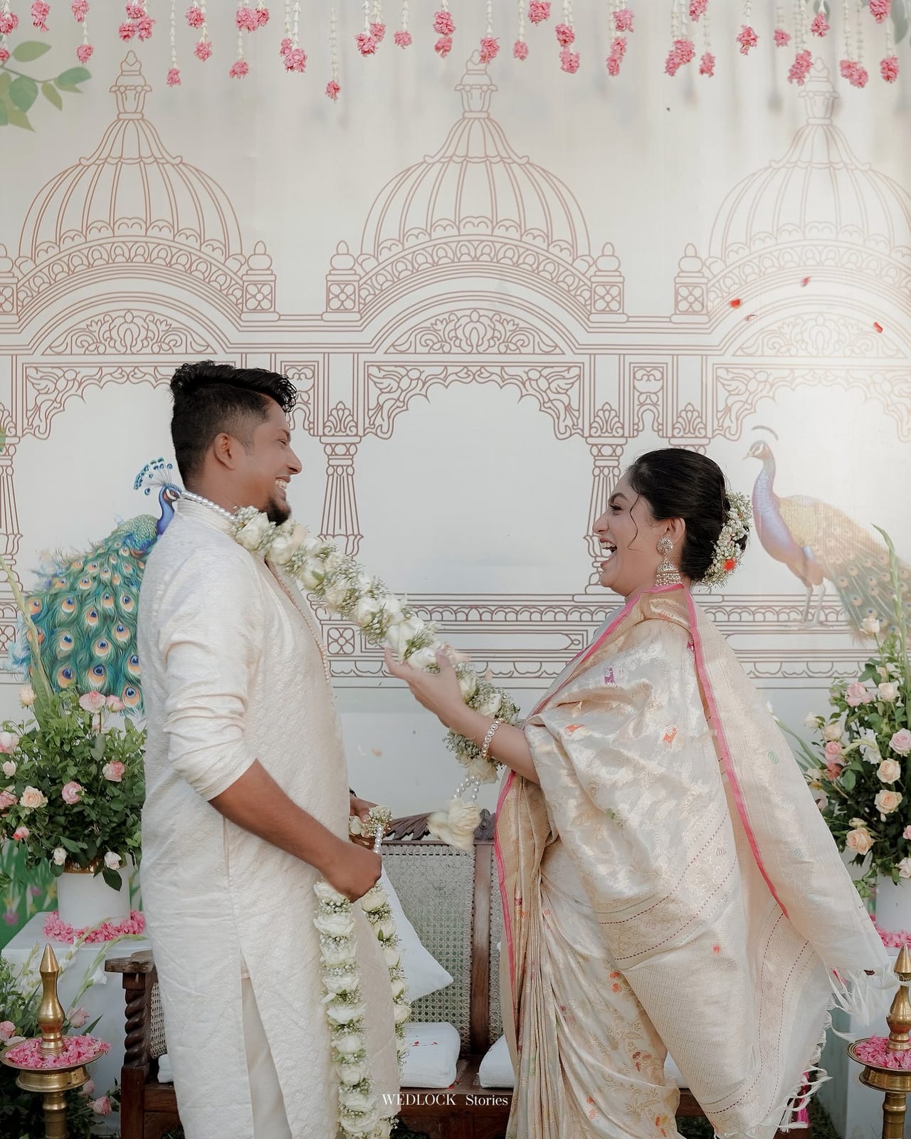 മലയാളികൾക്ക് ഏറെ സുപരിചിതയാണ് നടിയും അവതാരകയുമായ ആര്യ. ഈയ്യടുത്താണ് താരം വിവാഹിതയായത്. ബിഗ് ബോസ് താരവും ഡിജെയുമായ സിബിന്‍ ആണ് ആര്യയുടെ വരന്‍. വിവാഹത്തിന്റെ ചിത്രങ്ങളും വീഡിയോകളും സോഷ്യൽ മീഡിയയിൽ വൈറലായിരുന്നു. ഇരുവരുടെയും രണ്ടാം വിവാഹമാണ്. (Image Credits: Instagram)