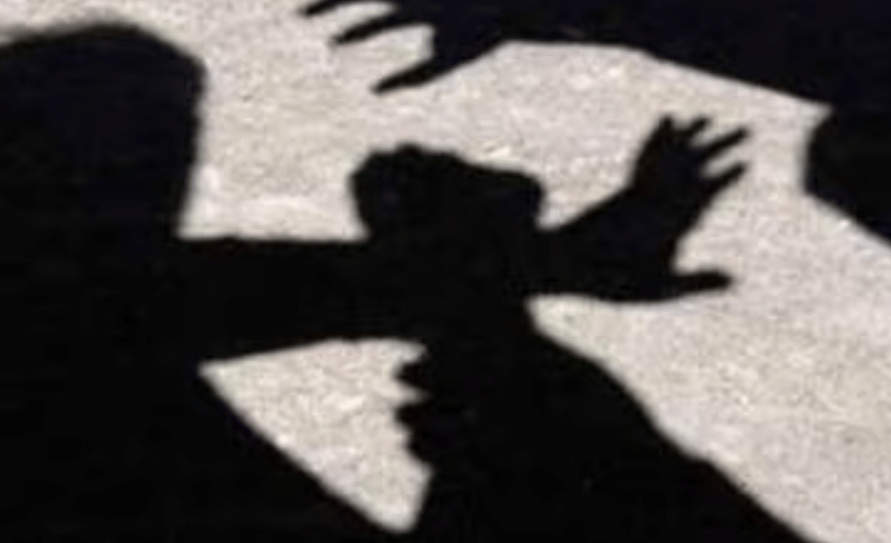 Student Attack: മുണ്ടുടുത്ത് വന്നത് ഇഷ്ടമായില്ല; വിദ്യാര്ത്ഥിയെ ആക്രമിച്ച് സീനിയേഴ്സ് Student Attack: മുണ്ടുടുത്ത് വന്നത് ഇഷ്ടമായില്ല; വിദ്യാര്ത്ഥിയെ ആക്രമിച്ച് സീനിയേഴ്സ്