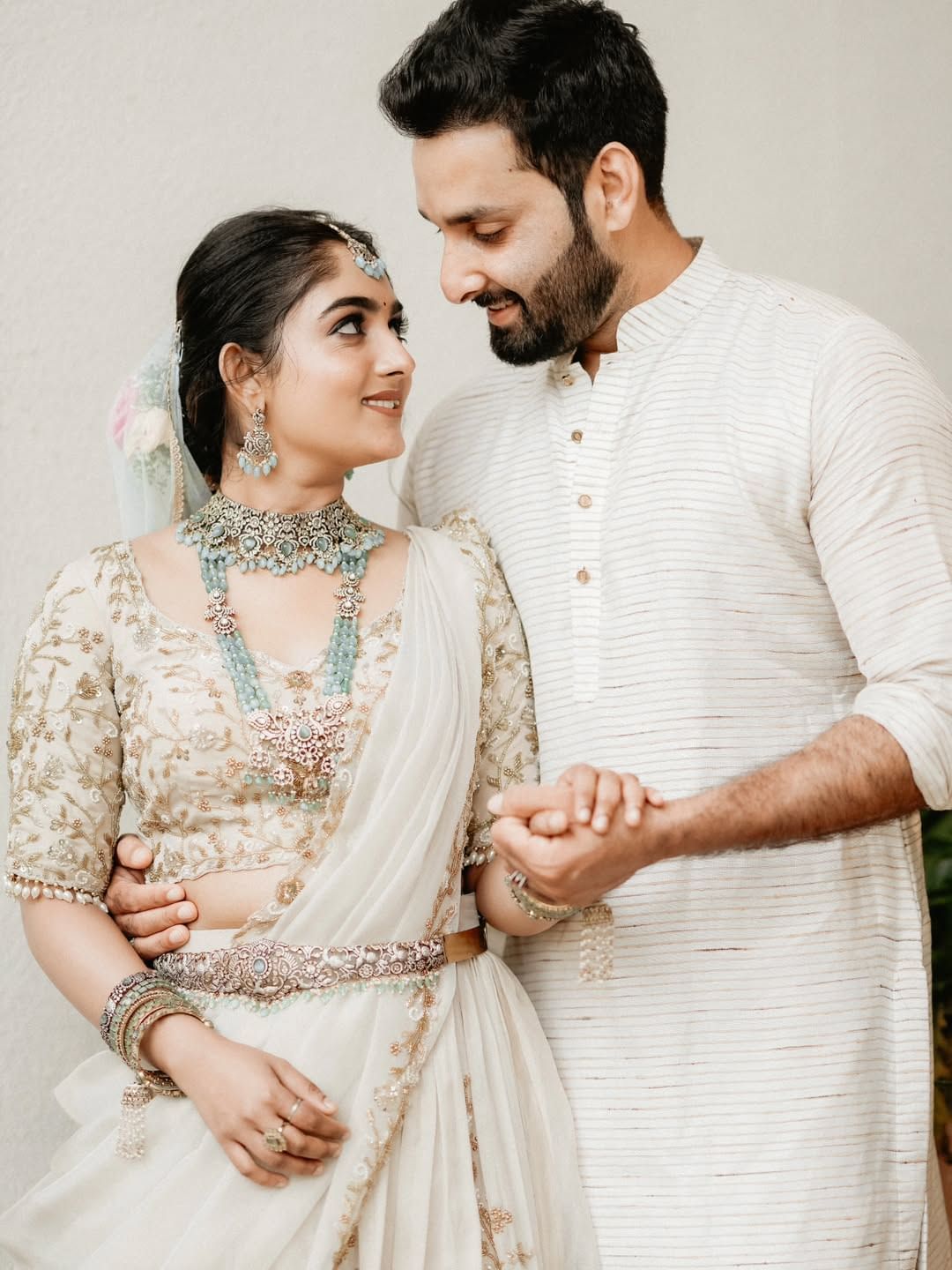 തന്റേയും അവളുടേയും വീട്ടിലുള്ളവരെല്ലാം ഫുൾ സപ്പോർട്ടാണെന്നും അതുകൊണ്ട് അവർ പുറത്തിറങ്ങി അറിയാവുന്ന ആളുകളെ കൊണ്ടെല്ലാം വോട്ട് ചെയ്യിപ്പിക്കുമെന്നാണ് നൂബിൻ പറയുന്നത്.ആശുപത്രിയിലേക്ക് പോയ വഴി മമ്മി ഓട്ടോ ചേട്ടനെകൊണ്ട് വരെ ഹോട്ട്സ്റ്റാർ ഓപ്പൺ ചെയ്യിപ്പിച്ച് വോട്ട് ചെയ്യിപ്പിച്ചുവെന്നും നൂബിൻ പറയുന്നു.