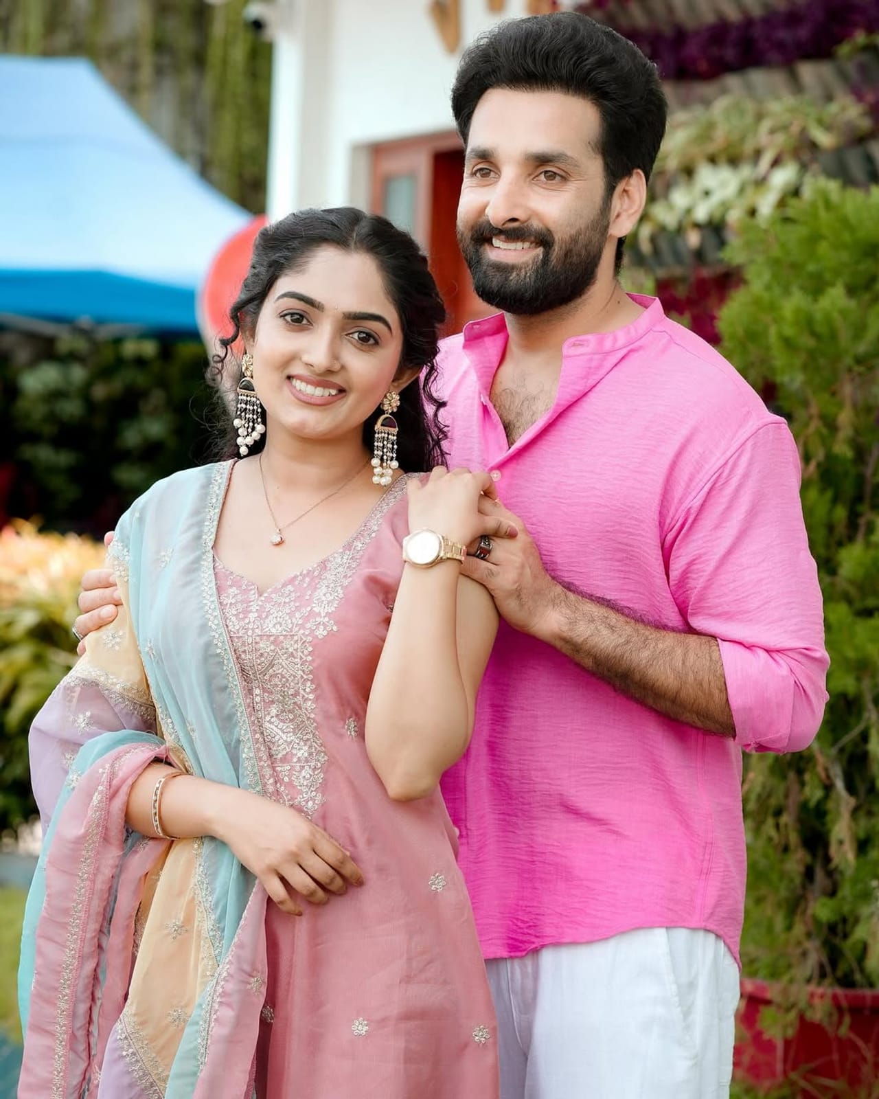  ബിഗ് ബോസ് സീസൺ ഏഴിലെ ശക്തയായ മത്സരാർഥിയാണ് സീരിയൽ-സിനിമാ താരം ഡോ.ബിന്നി സെബാസ്റ്റ്യൻ. വീട്ടിനുള്ളിൽ വാശീയേറിയ പോരാട്ടത്തിലാണ് ബിന്നി. പുറത്ത് നിന്ന് ഭാര്യക്ക് കട്ട സപ്പോർട്ടുമായി ഭർത്താവും നടനുമായ നൂബിനുമുണ്ട് . ഇപ്പോഴിതാ ബിന്നിയെ കുറിച്ച് നൂബിൻ പറഞ്ഞ വാക്കുകളാണ് സോഷ്യൽ മീഡിയയിൽ ശ്രദ്ധേയമാകുന്നത്.(Image credits:Instagram)
