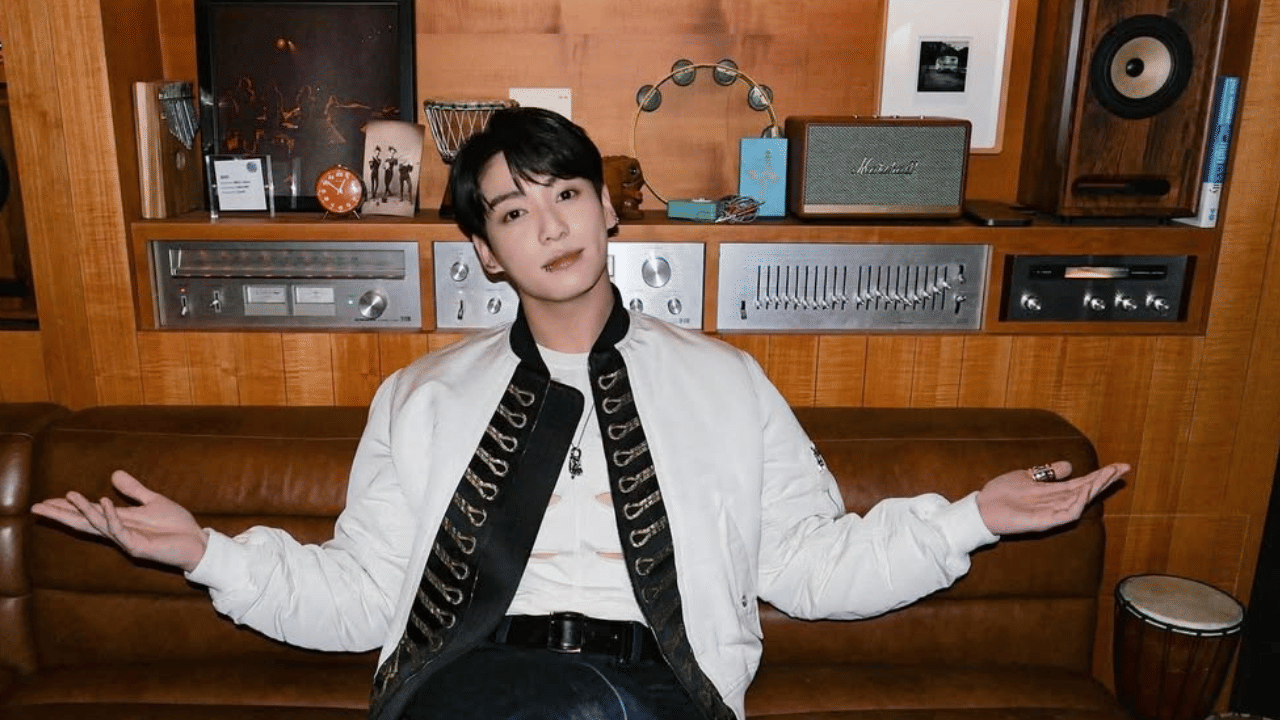 ആദ്യ സോളോ ആൽബമായ 'ഗോൾഡൻ' ആഗോള തലത്തിൽ വലിയ ഹിറ്റായിരുന്നു. 'സെവൻ' എന്ന ഗാനം ബിൽബോർഡ് ചാർട്ടുകളിൽ ഒന്നാം സ്ഥാനത്തെത്തുകയും 2.3 ബില്യൺ സ്ട്രീമുകൾ നേടുകയും ചെയ്തു. (Image Credit: Instagram)