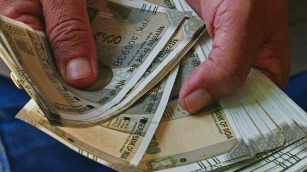 വെറുതെ പണം സൂക്ഷിക്കുന്നതിന് പകരം അത് വർദ്ധിപ്പിക്കാനുള്ള മാർഗ്ഗങ്ങൾ തേടണം. സുരക്ഷിതവും ലാഭകരവുമായ നിക്ഷേപ പദ്ധതികളിലൂടെ അത് ചെയ്യാവുന്നതാണ്. (Image credit: Getty Images)