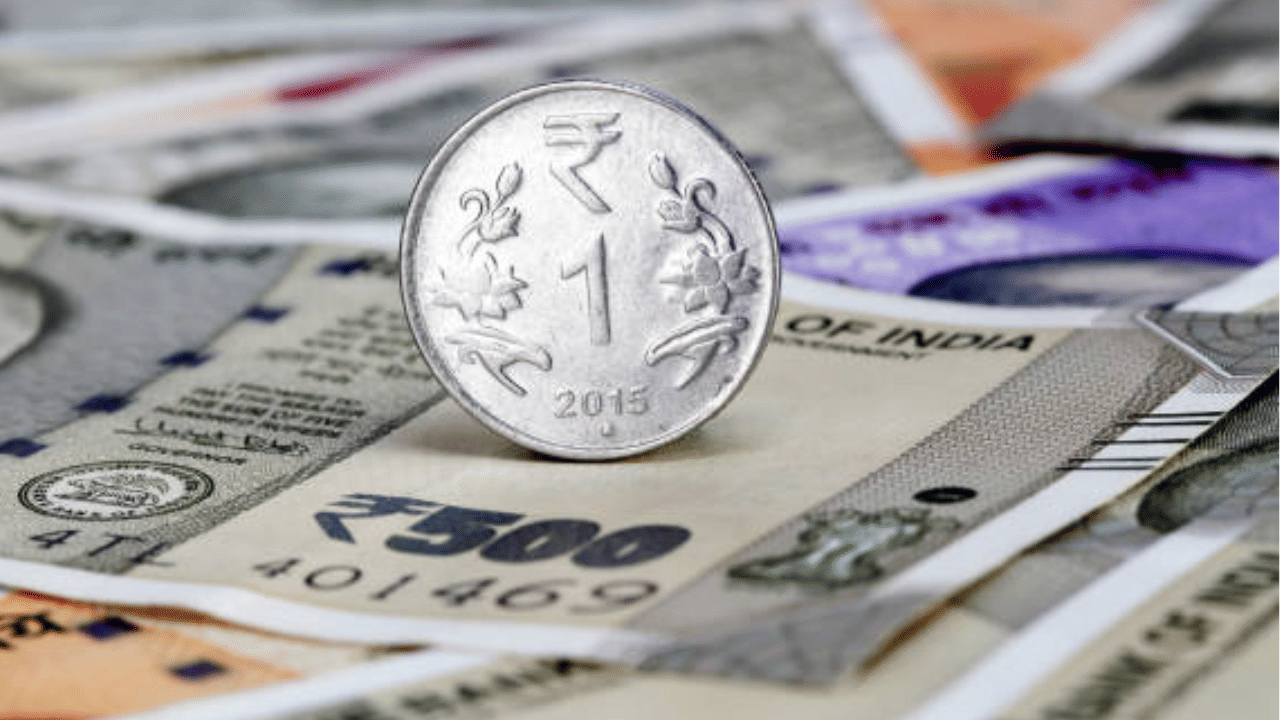 വരുമാനം എത്രയാണോ, അതിനനുസരിച്ച് ചെലവുകൾ നിയന്ത്രിക്കണം. വരവിനേക്കാൾ കൂടുതൽ ചെലവഴിക്കുന്ന ശീലം ആപത്തിലേക്ക് നയിക്കും. സമ്പാദ്യത്തിന്റെ ഒരു ഭാഗം എപ്പോഴും ഭാവിക്കുവേണ്ടി കരുതിവെക്കണമെന്നും ചാണക്യൻ പറയുന്നു. (Image credit: Getty Images)