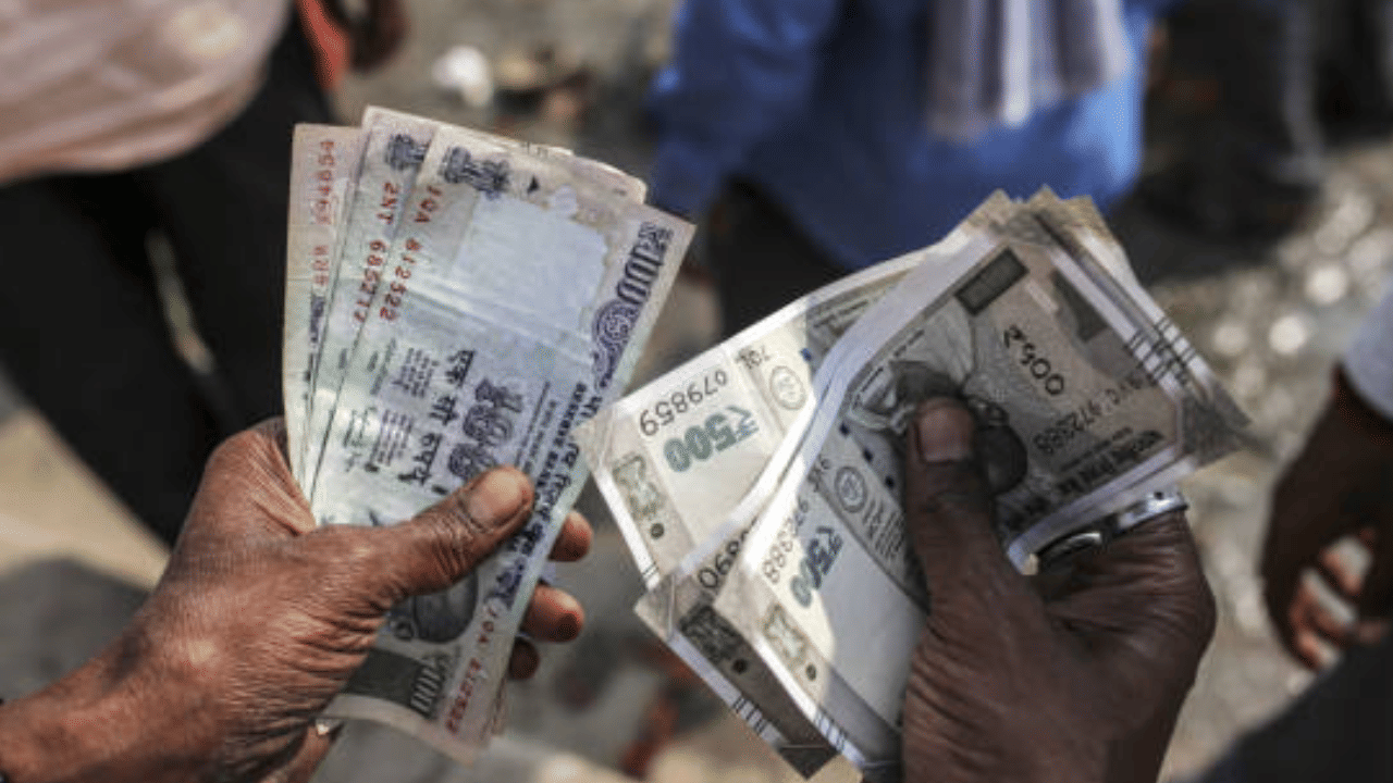 ജീവിതത്തിൽ സാമ്പത്തിക അച്ചടക്കം അത്യന്താപേക്ഷിതമാണ്. തെറ്റായ മാർഗ്ഗങ്ങളിലൂടെ നേടുന്ന സമ്പത്ത് അധികകാലം നിലനിൽക്കില്ലെന്നും അധ്വാനിച്ചും സത്യസന്ധമായും പണം സമ്പാദിക്കണമെന്നും അദ്ദേഹം ഓർമിപ്പിക്കുന്നു. (Image credit: Getty Images)