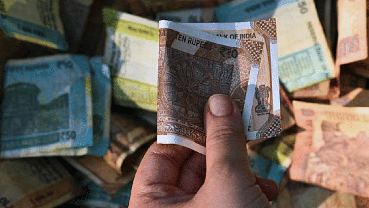 ചാണക്യന്റെ അഭിപ്രായത്തിൽ, പണം അസ്ഥിരമാണ്. അത് എപ്പോഴും ശ്രദ്ധയോടെ കൈകാര്യം ചെയ്യേണ്ട ഒന്നാണ്. അമിതമായി പണം ചിലവഴിക്കുന്നത് ഒരു വ്യക്തിയെ ദാരിദ്ര്യത്തിലേക്ക് നയിക്കുമെന്ന് അദ്ദേഹം പറയുന്നു. (Image credit: Getty Images)