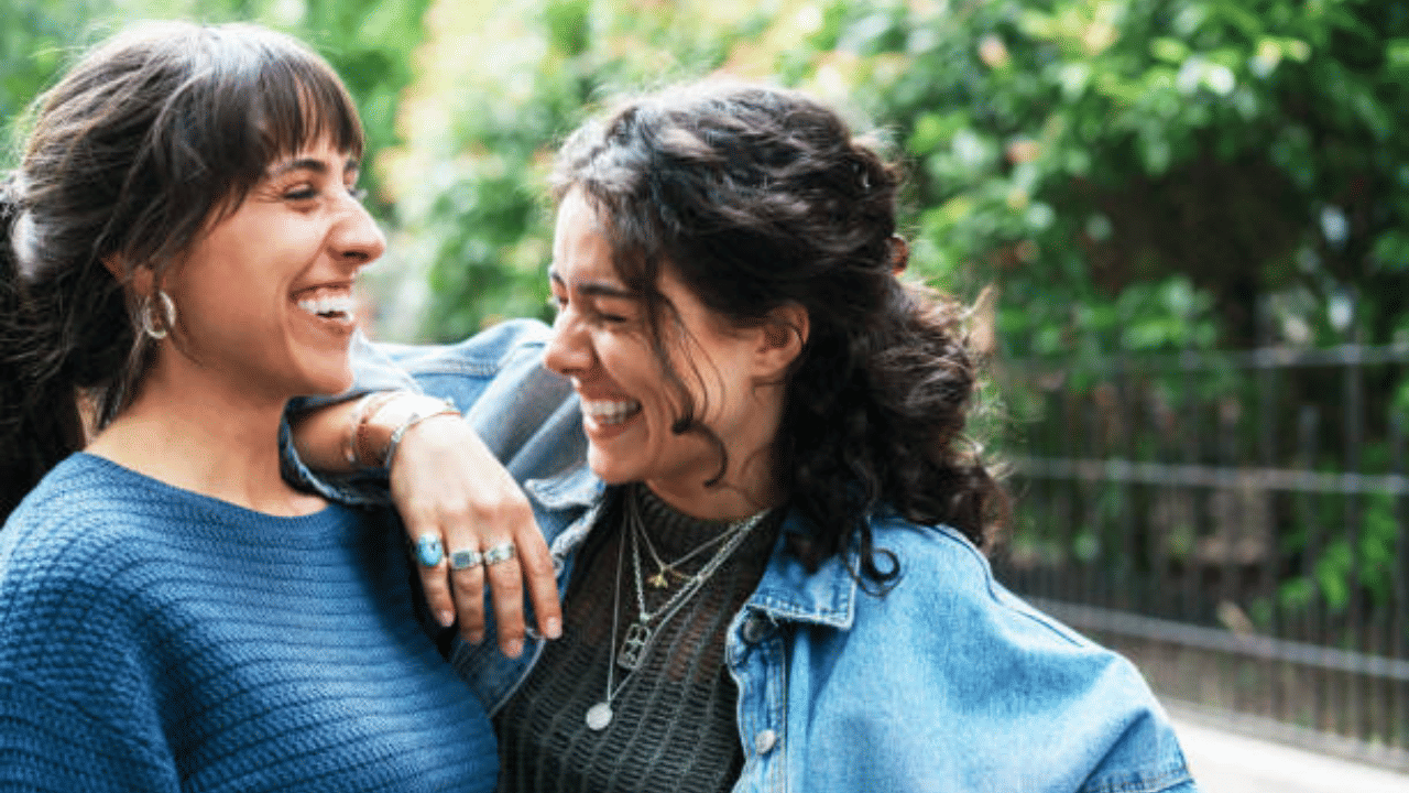 അശുഭാപ്തിവിശ്വാസികളും നിഷേധാത്മക ചിന്താഗതിക്കാരുമായ ആളുകളെ ഒഴിവാക്കണമെന്ന് ചാണക്യൻ വ്യക്തമാക്കുന്നു. നെഗറ്റീവ് ചിന്തകർ എല്ലാറ്റിലും പ്രശ്നങ്ങളും എല്ലാ അവസരങ്ങളിലും തടസ്സങ്ങളും കാണുന്നു. (Image Credits: Getty Images)