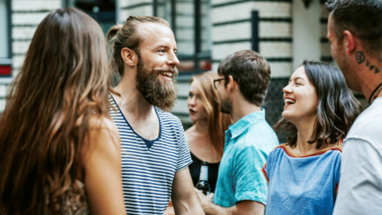 മടിയന്മാരുമായും ഉത്തരവാദിത്തമില്ലാത്തവരുമായും ബന്ധം പാടില്ലെന്ന് ചാണക്യൻ മുന്നറിയിപ്പ് നൽകുന്നുണ്ട്. കഠിനാധ്വാനവും ഉത്തരവാദിത്തവും ഒഴിവാക്കുന്നവർ ജീവിതത്തിൽ ഒരിക്കലും പുരോഗതി പ്രാപിക്കുന്നില്ല. (Image Credits: Getty Images)
