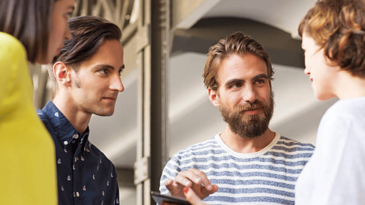 വഞ്ചകരും സത്യസന്ധതയില്ലാത്തവരുമായ ആളുകളെ ഒഴിവാക്കുക എന്നതാണ് ചാണക്യന്റെ ആദ്യ ഉപദേശം. അവരുടെ വാക്കുകൾ വിശ്വസിക്കാൻ കഴിയില്ല, അവരുടെ വിശ്വസ്തത എപ്പോഴും ചോദ്യം ചെയ്യപ്പെടുന്നു. (Image Credits: Getty Images)