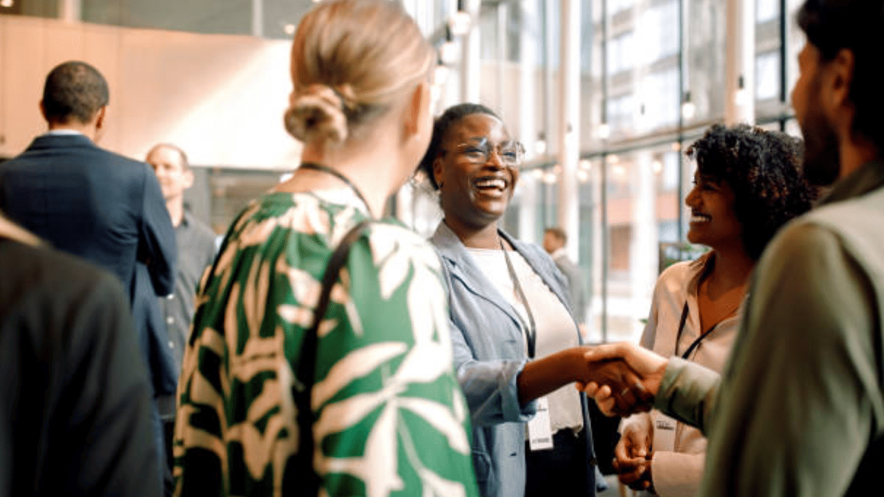 ചാണക്യന്റെ അഭിപ്രായത്തിൽ, മനുഷ്യന്റെ ഏറ്റവും വിനാശകരമായ സ്വഭാവങ്ങളിലൊന്നാണ് അത്യാഗ്രഹം.അത്യാഗ്രഹികളും സ്വാർത്ഥരുമായ ആളുകൾ ബന്ധങ്ങളെ ഇടപാടുകളായി കാണുന്നു. അവരുമായും കൂട്ട് വേണ്ട. (Image Credits: Getty Images)