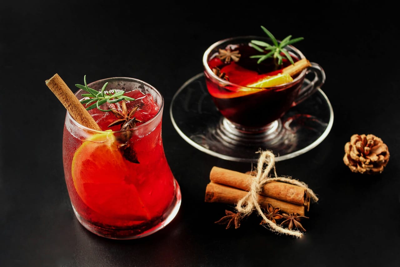 ശരീരഭാരവും വയറ്റിലെ കൊഴുപ്പും കുറച്ച് ഫിറ്റ്‌നസ് നിലനിർത്തണമെന്നാണ് പലരുടെയും ആഗ്രഹം. എന്നാൽ ഇന്നത്തെ തിരക്കുപിടിച്ച ലോകത്ത് ഇത് എങ്ങനെ സാധ്യമാക്കാമെന്നതിനെ കുറിച്ച് അധികം ആർക്കും വലിയ ധാരണയില്ല. ആഹാരത്തിൽ പോലും എങ്ങനെ നിയന്ത്രിക്കണമെന്നതിൽ പലർക്കും അറിവില്ല. ഇന്നിവിടെ പറയുന്നത് രാവിലെ കുടിക്കാൻ പറ്റിയ ചില പാനീയങ്ങളെക്കുറിച്ചാണ്. ഇവ ശരീരഭാരം നിയന്ത്രിക്കാൻ വളരെ നല്ലതാണ്. (Image Credits: Unsplash)
