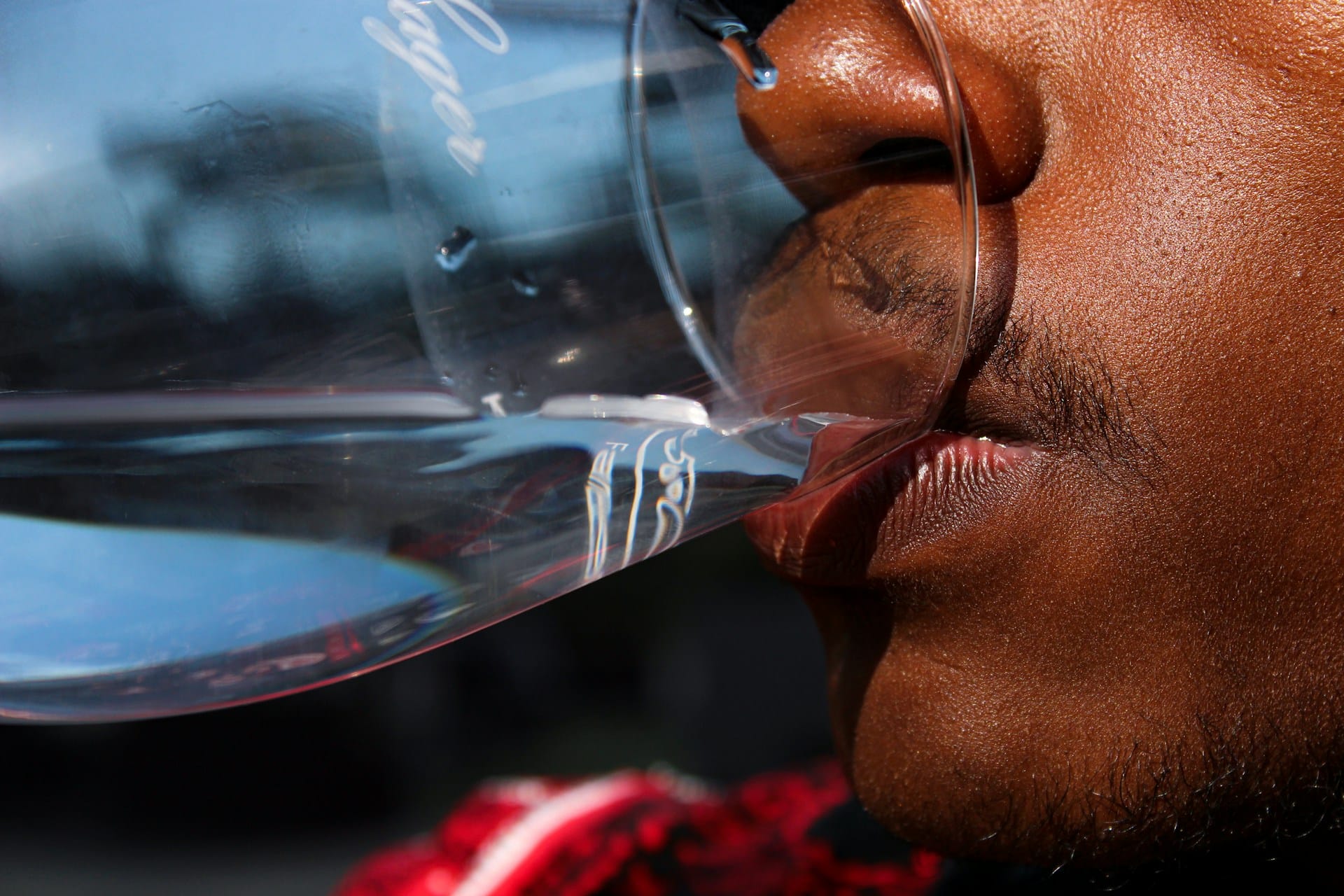 കഠിനമായ നിർജ്ജലീകരണം രക്തസമ്മർദ്ദം അപകടകരമായ നിലയിലേക്ക് താഴാൻ കാരണമാകും, ഇത് ജീവന് വരെ ഭീഷണിയായേക്കാവുന്ന അവസ്ഥയാണ്. നിർജ്ജലീകരണം സംഭവിക്കുമ്പോൾ ശരീരത്തിൽ ദ്രാവകം കുറയുന്നു, ഇത് രക്തത്തിന്റെ അളവ് കുറയ്ക്കുന്നു.  രക്തത്തിന്റെ അളവിലെ ഗണ്യമായ കുറവാണ് രക്തസമ്മർദ്ദം കുറയാൻ കാരണമാകുന്നത്. (Image Credits: Unsplash)
