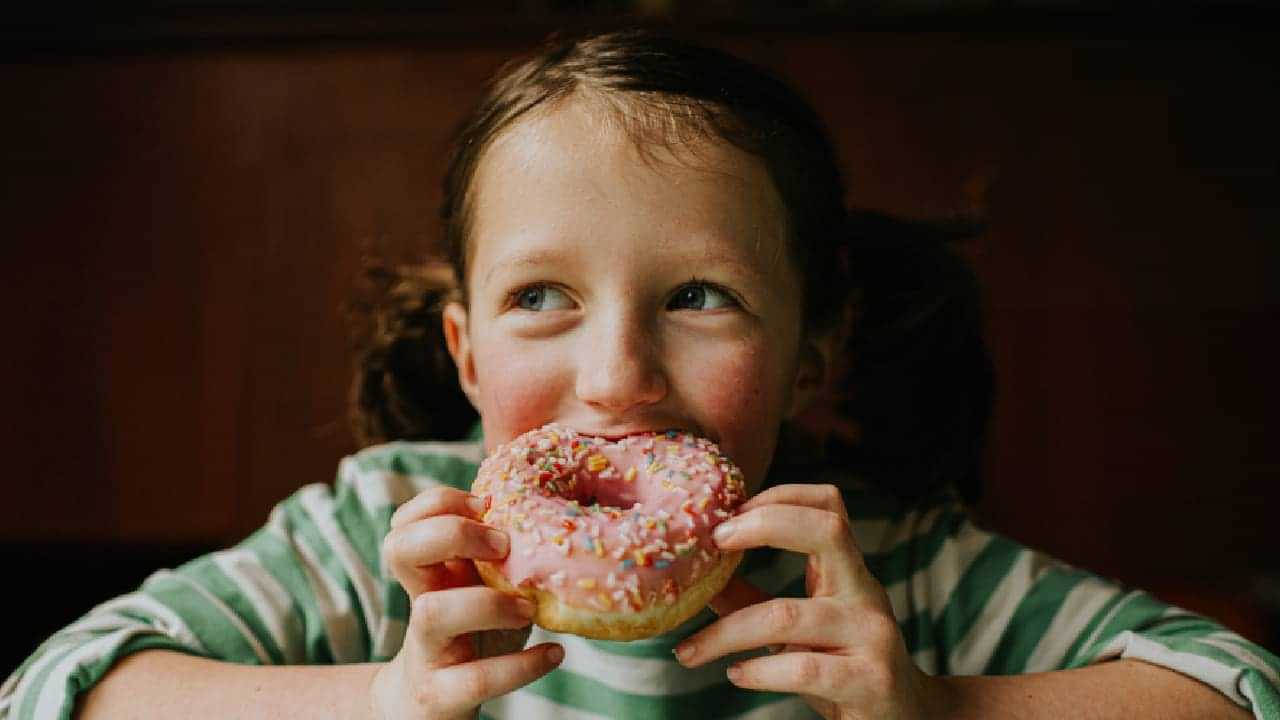 കുട്ടികൾക്ക് പതിവായി ബിസ്ക്കറ്റും ചോക്ലേറ്റും നൽകാറുണ്ടോ? ഇത് കൂടി കേട്ടോളൂ