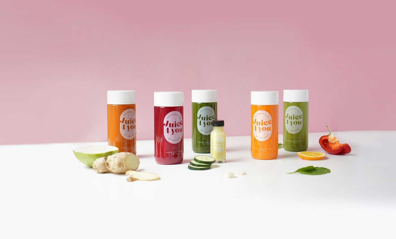 ശരീരഭാരം കുറയ്ക്കാൻ വ്യായാമത്തോടൊപ്പം ഭക്ഷണ ക്രമീകരണവും അത്യാവശ്യമാണ്. കലോറി കുറവുള്ള ഭക്ഷണമാണ് തടികുറയ്ക്കാൻ ഏറ്റവും ഉചിതം. എന്നാൽ ഭക്ഷണം പോലെതന്നെ പ്രധാനമാണ് വെള്ളം. നിങ്ങൾ എന്ത് തരം വെള്ളം കുടിക്കുന്നു എന്നത് ശരീരഭാരത്തെ സ്വാധീനിക്കുന്നു. ആരോ​ഗ്യകരം എന്നുകരുതി കുടിക്കുന്ന ഫ്രൂട്ട് ജ്യൂസുകൾ പലപ്പോഴും വില്ലനായേക്കാം. അത്തരത്തിൽ തേങ്ങാവെള്ളമാണോ ഫ്രൂട്ട് ജ്യൂസാണ് ശരീരഭാരം നിയന്ത്രിക്കാൻ ഏറ്റവും ഉചിതമെന്ന് നമുക്ക് നോക്കാം. (Image Credits: Unsplash)