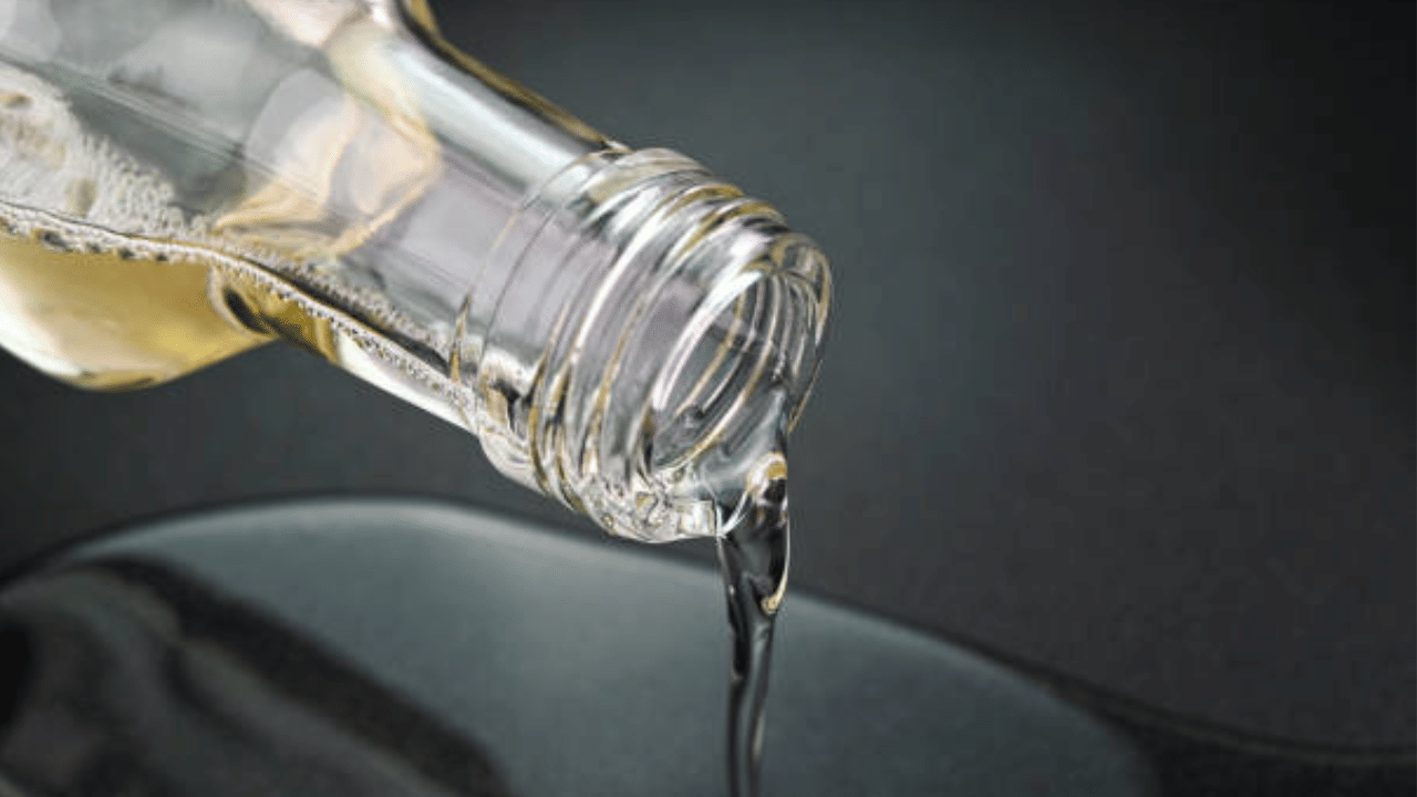 Coconut Oil Price: ഓണം കഴിഞ്ഞതോടെ വെളിച്ചെണ്ണ പണിപറ്റിച്ചു; വില 400 കടന്നു