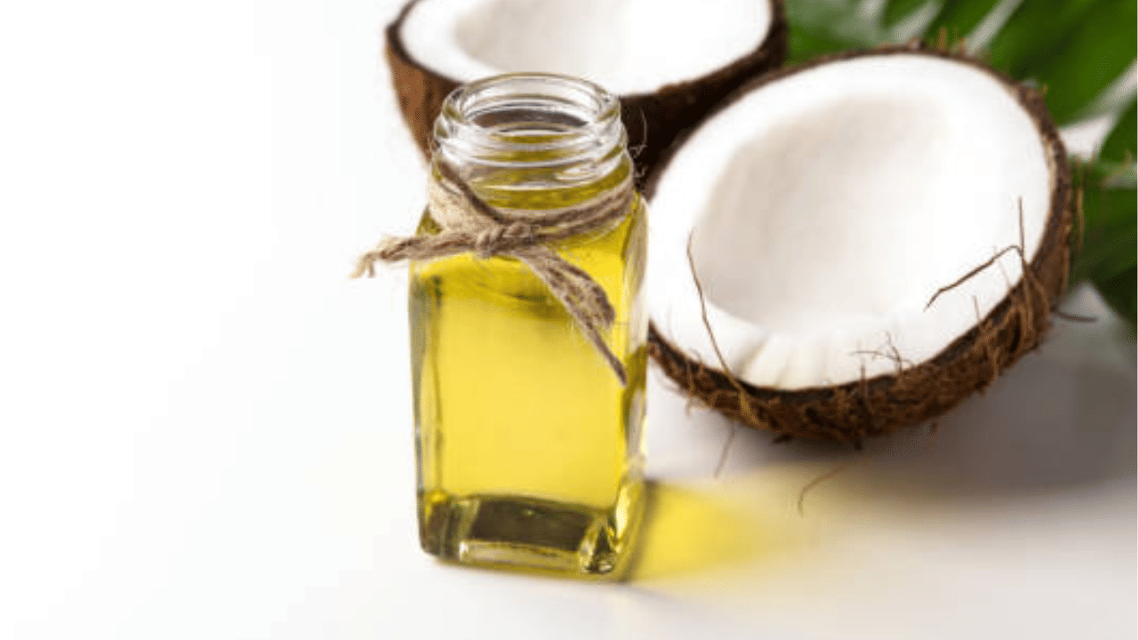 നിലവിൽ വിപണിയിൽ അഞ്ഞൂറിനടത്താണ് ഒരു ലിറ്റർ വെളിച്ചെണ്ണയുടെ വില. ഇന്നലെ പത്തനംതിട്ട മാർക്കറ്റിൽ വെളിച്ചെണ്ണയ്ക്ക് ക്വിറ്റലിന് 50000 രൂപയോളമായിരുന്നു വില. മറ്റ് മാർക്കറ്റുകളിലും ഇതേ സ്ഥിതി തന്നെ. (Image Credit: Getty Images)