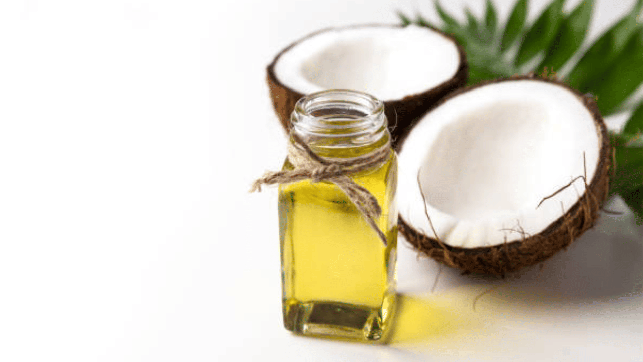 തമിഴ്നാട്ടിൽ നിന്നുള്ള കൊപ്രയുടെ ലഭ്യത കുറഞ്ഞതാണ് വെളിച്ചെണ്ണ വില വർദ്ധനവിന്റെ പ്രധാന കാരണം. കേരഫെഡിന്റെ വെളിച്ചെണ്ണക്ക് പൊതുവിപണിയേക്കാൾ അല്പം കൂടി വില വരും. (Image Credit: Getty Images)