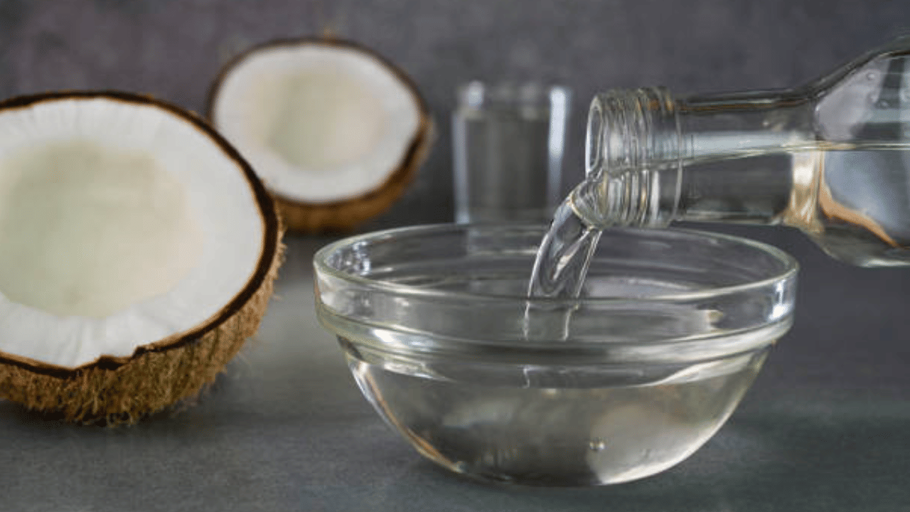 കമ്മോഡിറ്റി ഓൺലൈൻ അനുസരിച്ച് നിലവിൽ തലശ്ശേരി മാർക്കറ്റിൽ 39000 രൂപയാണ് ക്വിറ്റലിന് വില. അതേസമയം കണ്ണൂരിൽ 42500 രൂപയോളമാണ്. വിവിധ ബ്രാൻഡുകൾക്കും സ്ഥലങ്ങൾക്കും അനുസരിച്ച് വെളിച്ചെണ്ണ വിലയിൽ വ്യത്യാസമുണ്ടാകും.  (Image Credit: Getty Images)