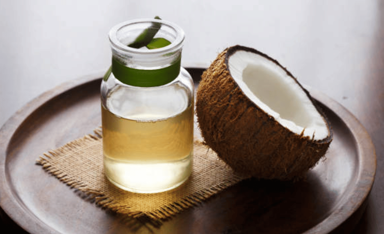 വെളിച്ചെണ്ണ വില ഉയരുന്ന സാഹചര്യത്തിൽ ഈ തീരുമാനം മലയാളികൾക്ക് ആശ്വാസകരമാണ്. നവരാത്രി, ദീപാവലി ആഘോഷങ്ങള്‍ക്കായി വടക്കേ ഇന്ത്യയിലേക്ക് കൊപ്ര സംഭരിച്ച് കൊണ്ടുപോകാന്‍ തുടങ്ങിയതോടെ വെളിച്ചെണ്ണ വില ഉയരുന്നുണ്ട്. (Image Credit: Getty Images)