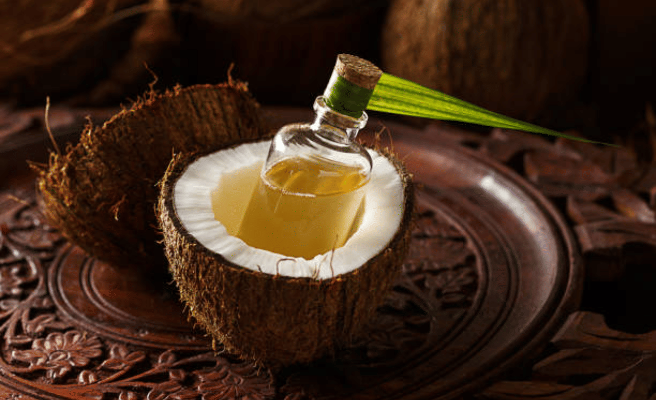 എന്നാൽ ശുദ്ധമായ വെളിച്ചെണ്ണയുടെ വില എപ്പോഴും കൂടുതലായിരിക്കും. ലിറ്ററിന് 390 മുതൽ 420 വരെ രൂപയുള്ള വെളിച്ചെണ്ണ ബ്രാൻഡുകളും പൊതുവിപണിയിൽ ലഭ്യമാണ്. മില്ലുകളിൽ ചക്കിലാട്ടിയ വെളിച്ചെണ്ണയ്ക്ക് അഞ്ഞൂറ് രൂപയ്ക്ക് മുകളിലാണ് വില.  (Image Credit: Getty Images)