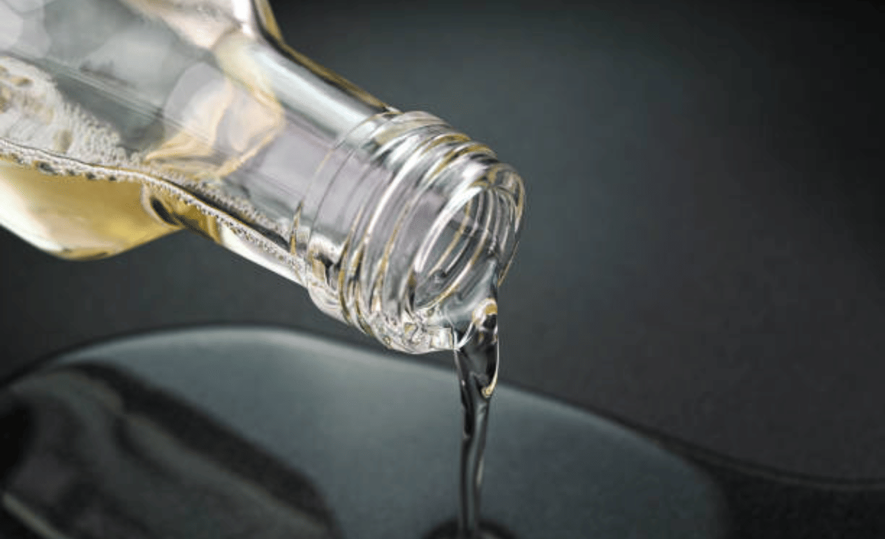 കമ്മോഡിറ്റി ഓൺലൈൻ പ്രകാരം കണ്ണൂർ തലശ്ശേരി മാർക്കറ്റിൽ ഇന്ന്  ക്വിന്റലിന് (100 കിലോ) 38800 രൂപ മുതൽ  39500 രൂപ വരെയാണ് വില രേഖപ്പെടുത്തിയിരിക്കുന്നത്. അതേസമയം,  340 - 360 രൂപ പോലുള്ള കുറഞ്ഞ വിലയ്ക്ക് മറ്റ് എണ്ണകൾ ചേർത്ത വെളിച്ചെണ്ണകൾ വിപണിയിലെത്തുന്നുണ്ട്. (Image Credit: Getty Images)